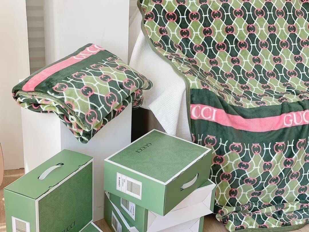VIP GIFT 】Best Gift! พร้อมกล่อง GUCCI Blanket ไอเท็มแนะนำ ผ้าห่มนุ่มนิ่ม ขนปุยๆๆ สบายผิวมาก เนื้อผ้านิ่มฟูนุ่มใช้ได้ทุกโอกาส ขนาดกำลังดี พกพาสะดวก สามารถพกไว้ใช้ในรถ ใช้ในออฟฟิศได้ จะซื้อใช้เองหรือมอบเป็นของขวัญก็ดูดีพร้อมส่งที่ไทย ราคาสุดคุ้มไม่ต้องรอพรี