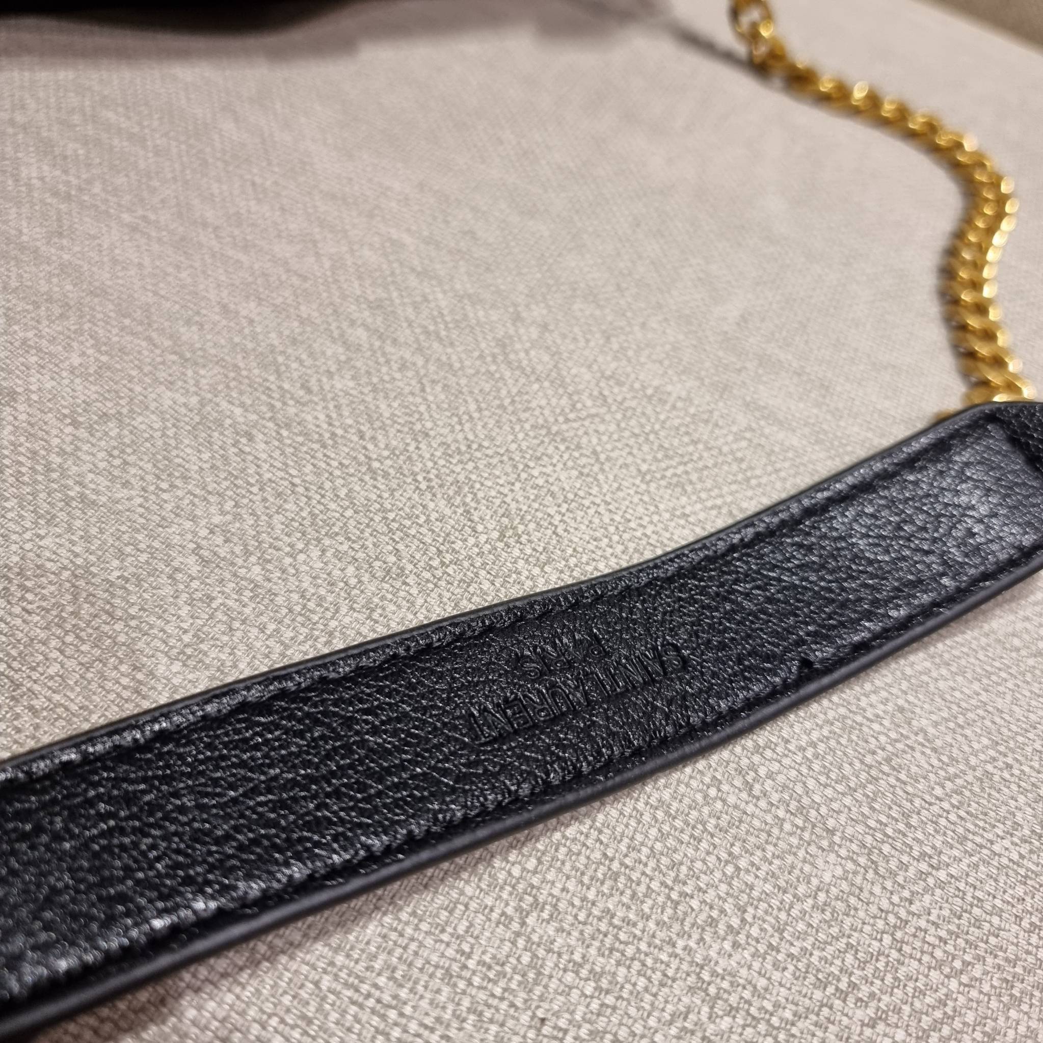 Yves Saint laurent crossbody boutique vip bag กระเป๋าสะพายไหล่ ดีไซน์ทรงสวยหรู พิเศษ แถมฟรี พวงกุญแจห้อยโลโก้ ดูแพงไปหมดจริงๆไอเท็มนี้ วัสดุหนังสังเคราะห์ลายคาร์เวีย เปิด-ปิดด้วยกระดุมแม่เหล็ก ภายในโล่งกว้าง แบ่งสัดส่วนไว้อย่างดี มาพร้อมหูจับในตัว และสายส