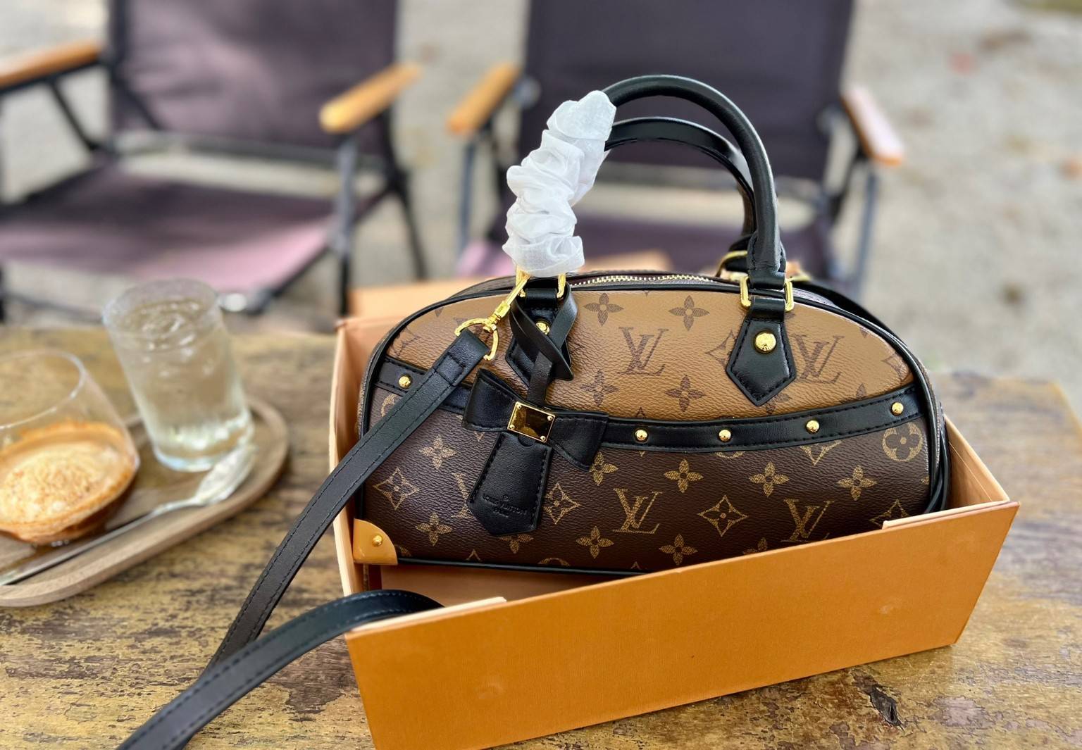 ORI หนังแท้ | LV x TM Handbag East West Murakami ซีซั่นนี้จะเป็นรุ่นไหนไปไม่ได้นอกจากรุ่นใหม่ล่าสุด พิมพ์ลายโมโนแกรมทั้งใบทรงล้ำสมัย หนังแท้นิ่มอย่างดี ประดับด้วยหมุดโลหะสีทองสุดหรูค่ะ
