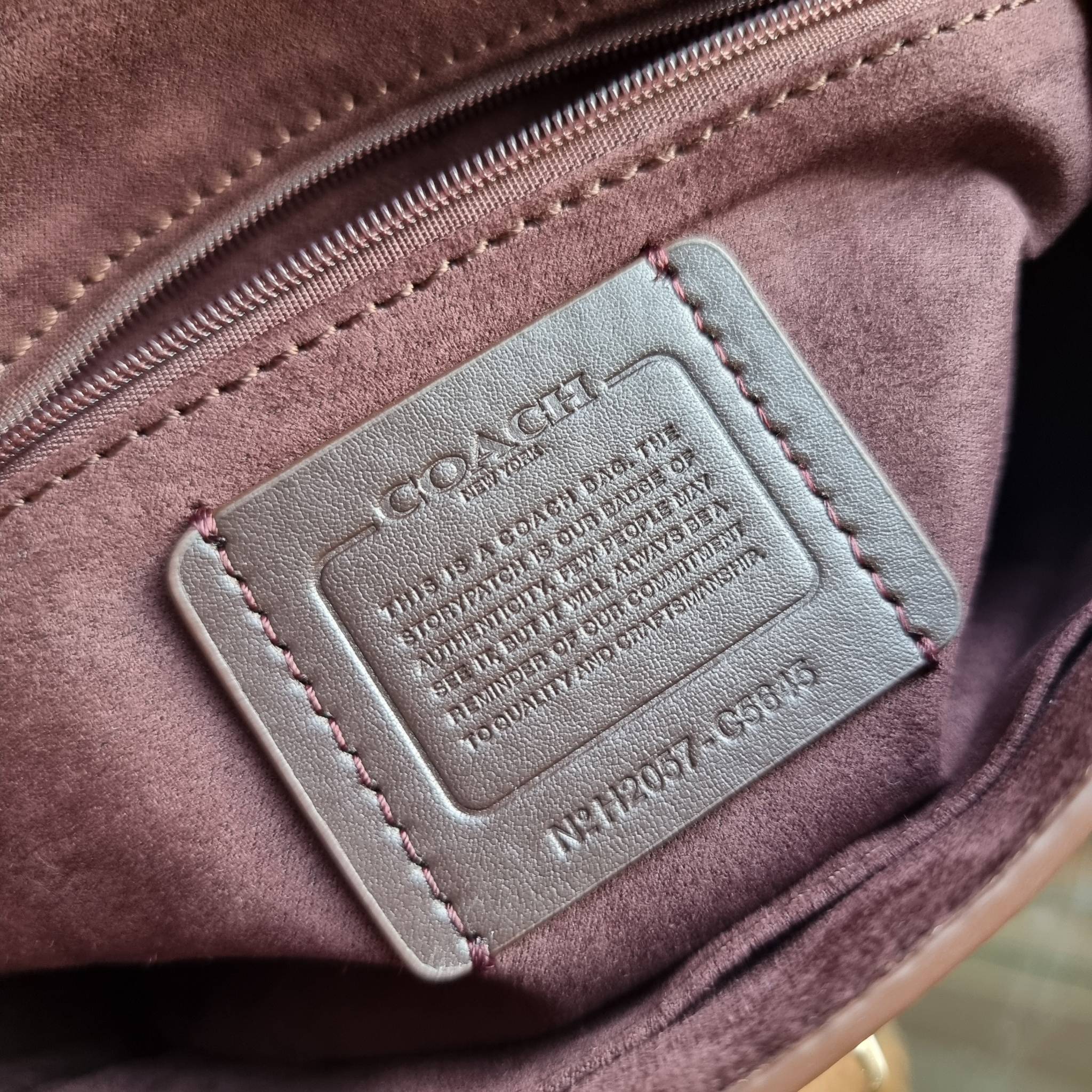 OUTLET 】COACH C5645 MARLIE TOP HANDLE SATCHEL IN SIGNATURE CANVAS WITH QUILTING ดีไซน์ใหม่ กระเป๋าถือ/สะพายข้าง ออกแบบมาไม่เหมือนใคร โดดเด่นด้วยการเย็บบุหนัง โชว์ดีเทลลายเส้น ตกแต่งโลโก้ด้านข้างอะไหล่ทอง วัสดุหนังแคนวาสสลับหนังแท้ เปิด-ปิดด้วยตัวล็อคแน่นห