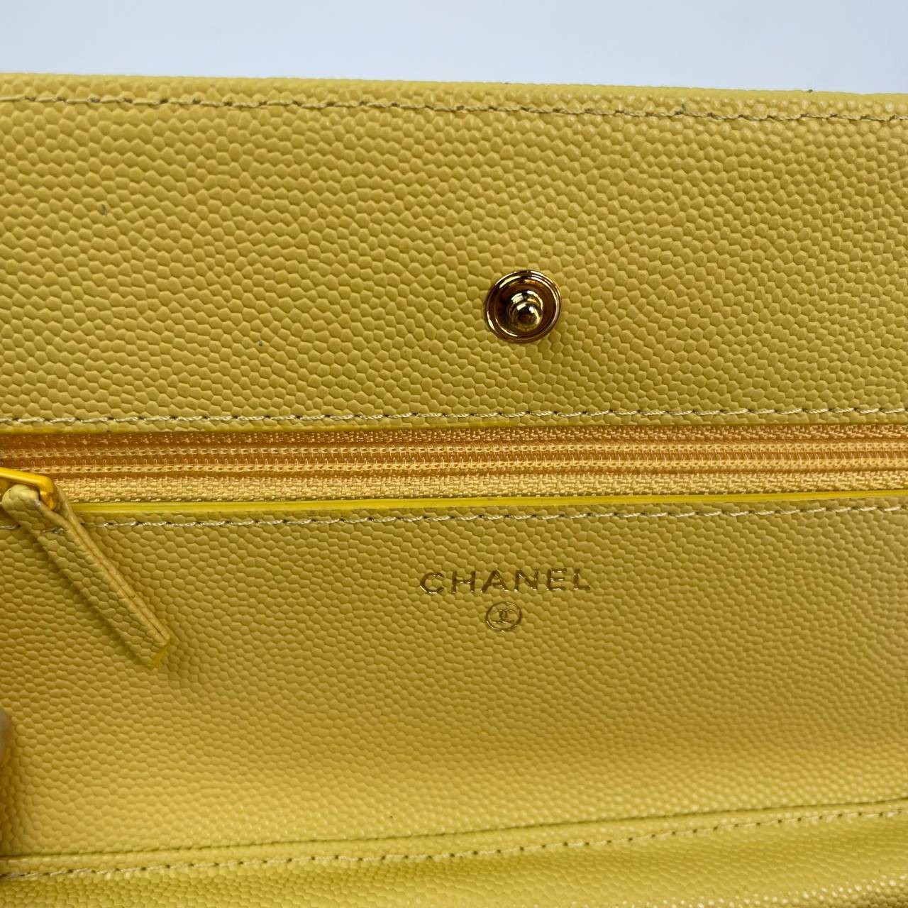 VIP 】หนังแท้ CHANEL WOC style โทนสีพาสเทล กระเป๋าสะพายทรงสวยตลอดกาล วัสดุหนังลายคาเวียร์ เนื้อนุ่ม อยู่ทรงคุณภาพดีตามแบบฉบับของแบรนด์ น้ำหนักเบา ด้านหน้ามีโลโก้แบรนด์อะไหล่หรู มีช่องใส่บัตร ใส่ของจุกจิก เปิดปิดด้วยฝาปิดกระดุม ซับในหนัง ตัวจริงสวยมากๆถูกใจ