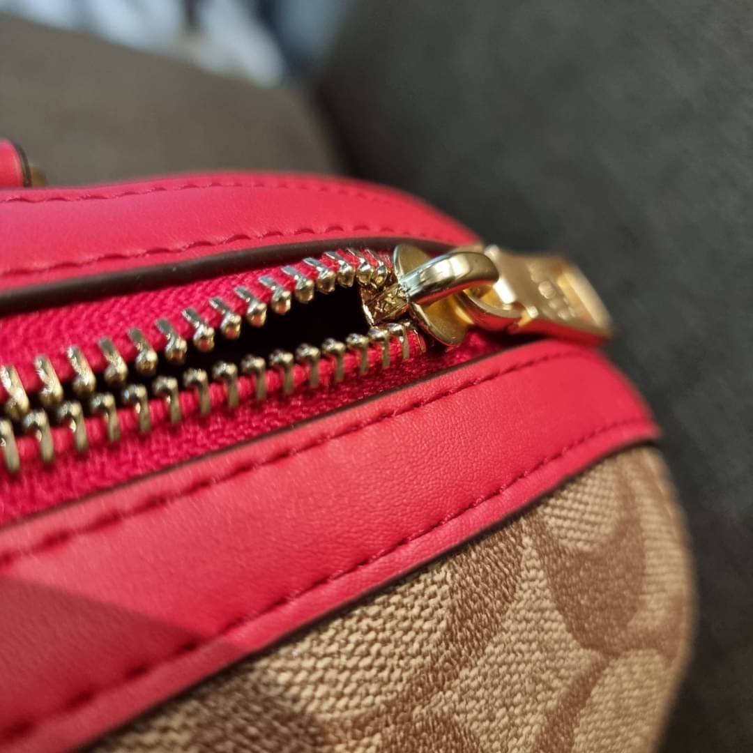 COACH F83607 ROWAN SATCHEL IN SIGNATURE CANVAS กระเป๋าทรงหมอนยอดฮิต คลาสสิคใช้งานได้ไม่มีเบื่อ มาครบสีขายดี ด้วยรูปทรงสวยงาม และใช้งานได้อย่างกระฉับกระเฉง วัสดุหนังแคนวาสเคลือบลาย ทนทาน ภายในโล่งกว้าง มีช่องซิปและแบ่งสัดส่วนได้ลงตัว บอกเลยว่าสาวๆพลาดไม่ได