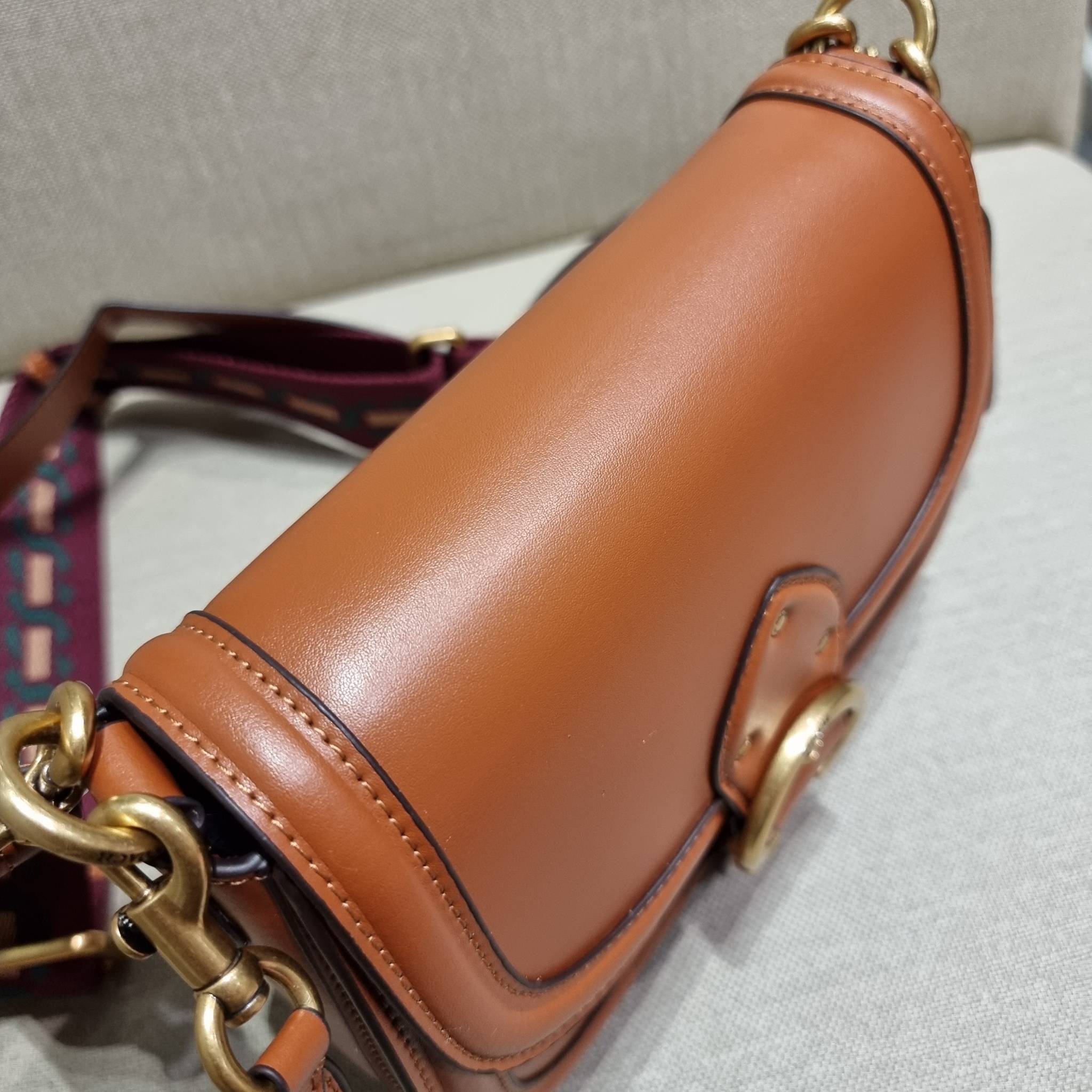 COACH C0749 BEAT SADDLE BAG The best item! ที่สาวๆรอคอย! ฮอตไฟลุก! สีหายาก ละมุนคุณหนู คอลเลคชั่นใหม่ ดีไซน์หรูหรา พิเศษมากๆมาพร้อมสายสะพาย 2 เส้น ใช้คู่กันหรือแยกสะพายก็สวยครบสูตร กระเป๋าสะพายทรง saddle คลาสสิค วัสดุหนัง glove-tanned ทนทาน เปิด-ปิดด้วยกร