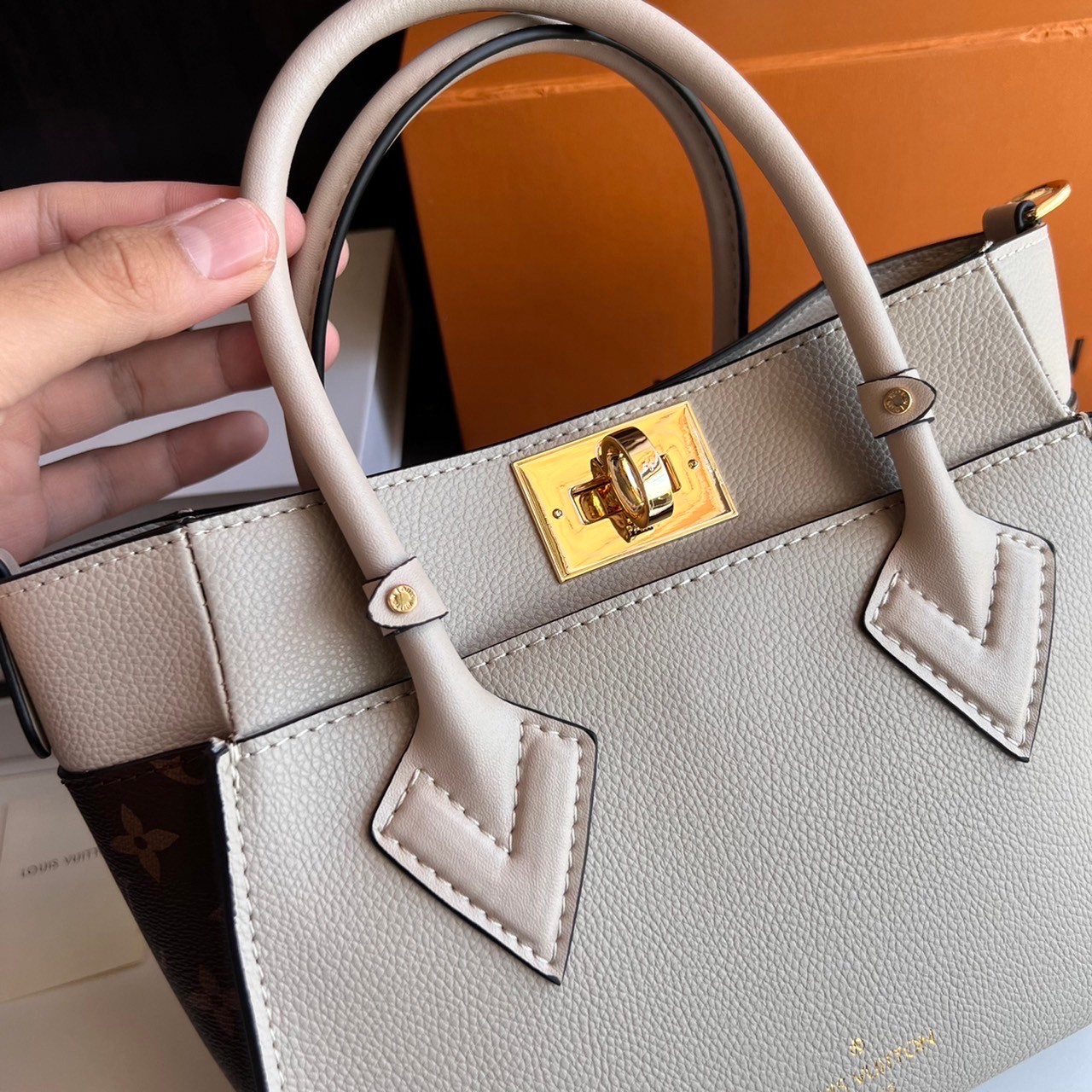 หนังแท้ LV On My Side PM กระเป๋าโท้ทขนาดกะทัดรัดที่ผลิตจากหนังลูกวัวเนื้อนุ่ม เกรดออริจินอล ภาพสินค้าถ่ายจากงานขายจริง ใช้งานต่างประเทศได้