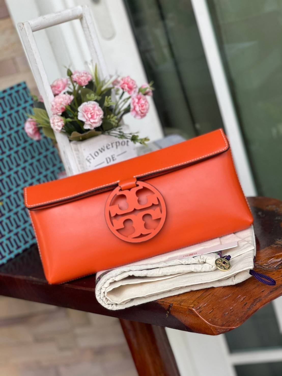 Tory burch Miller Metal clutch กระเป๋าคลัทช์ดีไซน์เรียบหรูออกแบบมาได้อย่างลงตัว ด้วยรูปทรงที่สวยงามและทันสมัย จากแบรนด์ Tory Burch ขนาดกำลังดี สามารถใส่กระเป๋าสตางค์หรือเครื่องสำอางค์ได้ตามขนาดกระเป๋า ในเรื่องของดีไซน์และLogo DoubleT เฉดเดียวกับสีของกระเป