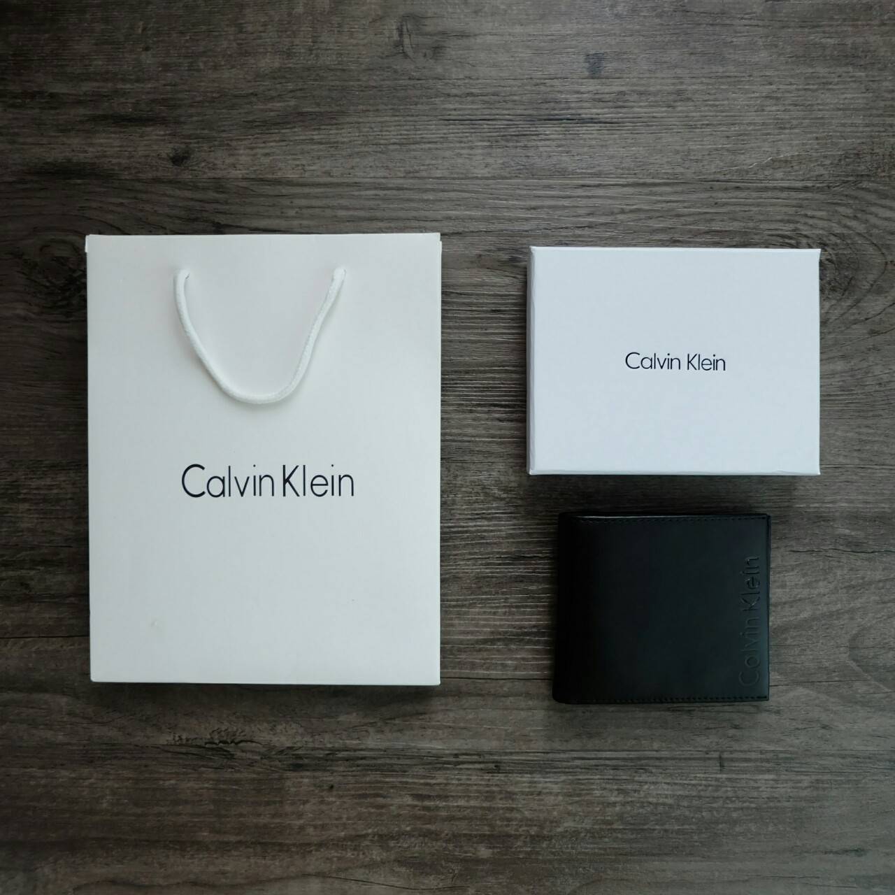 Calvin Klein Short Wallet กระเป๋าสตางค์ใบสั้น โดดเด่นด้วยโลโก้แบรนด์ปั๊มตัวใหญ่ ด้านหน้า ภายในมีช่องใส่ธนบัตรและช่องใส่บัตรหลายช่อง จะมอบเป็นของขวัญหรือใช้เองก็แนะนำค่ะ