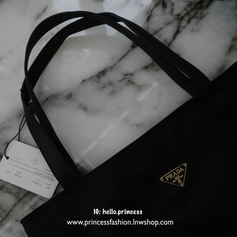 กระเป๋าสะพาย *มีสายยาวให้คะ ทรง TOTE จากแบรนด์ PRADA มาค่า ตัวกระเป๋าเป็น nylon ทั้งใบ สะพายเป็น shoulder bag หรือถือได้ค่ะ ด้านหน้าเป็นลายหมี ปักกลิ้ตเตอร์ + logo brand ใช้แล้วสวยมากๆ อะไหล่ทองหรูมาก จุของคุ้ม ใส่หนังสือ หรือ MacBook ได้ค้า สวยคุ้มที่สุด