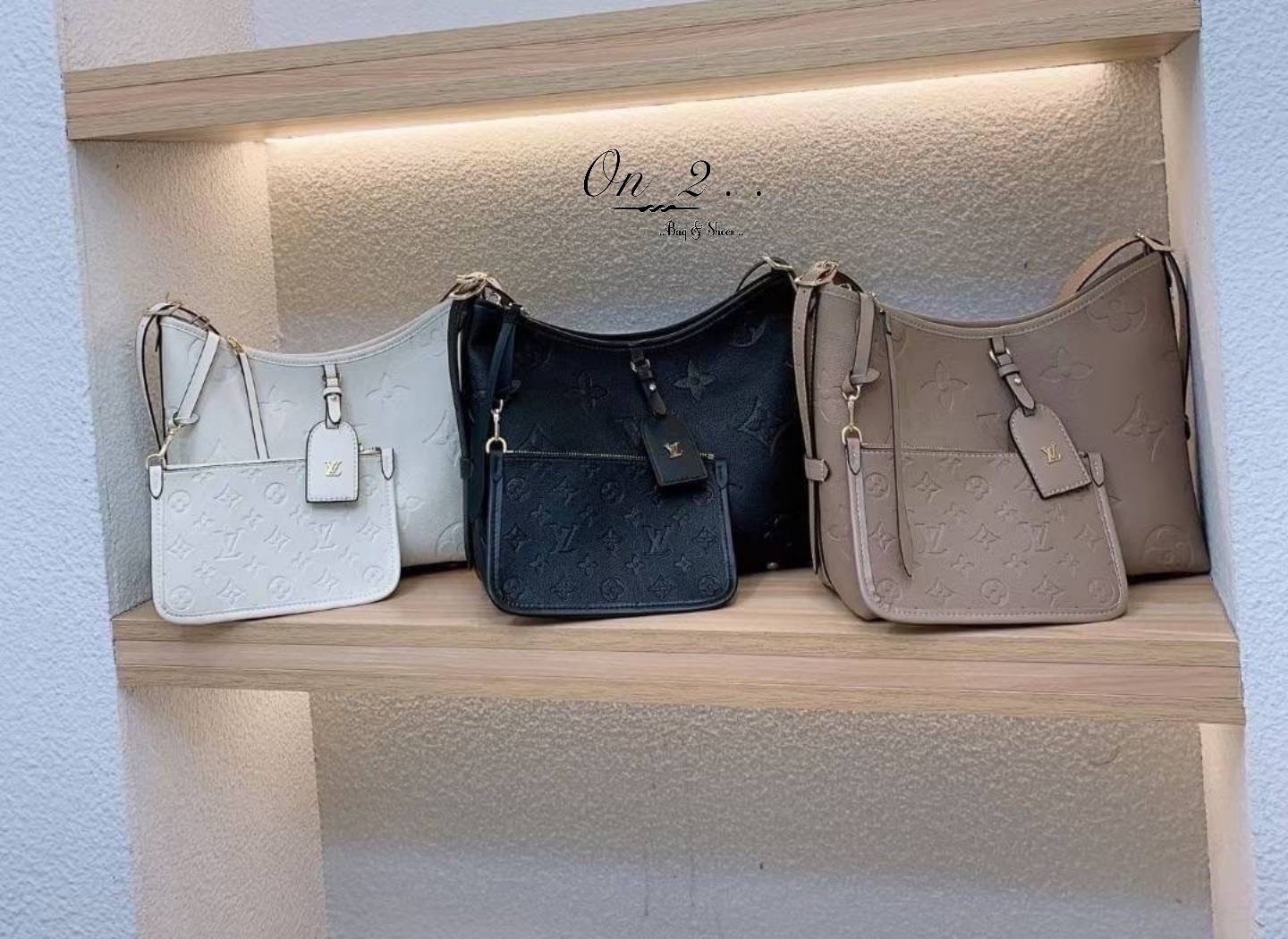 LV CARRYALL PM Monogram Empreinte รุ่นลิมิเต็ดสีเรียบหรู ที่สาวๆตามหา กระเป๋าสะพายไหล่ทรงสวย ดีไซน์เรียบง่ายคลาสสิค หรู ดูผู้ดี รูปทรงใช้งานง่าย มาพร้อมใบลูก ไว้เก็บของจุกจิก วัสดุหนังแคนวาส พร้อมเสิร์ฟให้ในราคาน่ารักๆ ของมันต้องมีแบบนี้ ก็ต้องตำได้แล้วน้