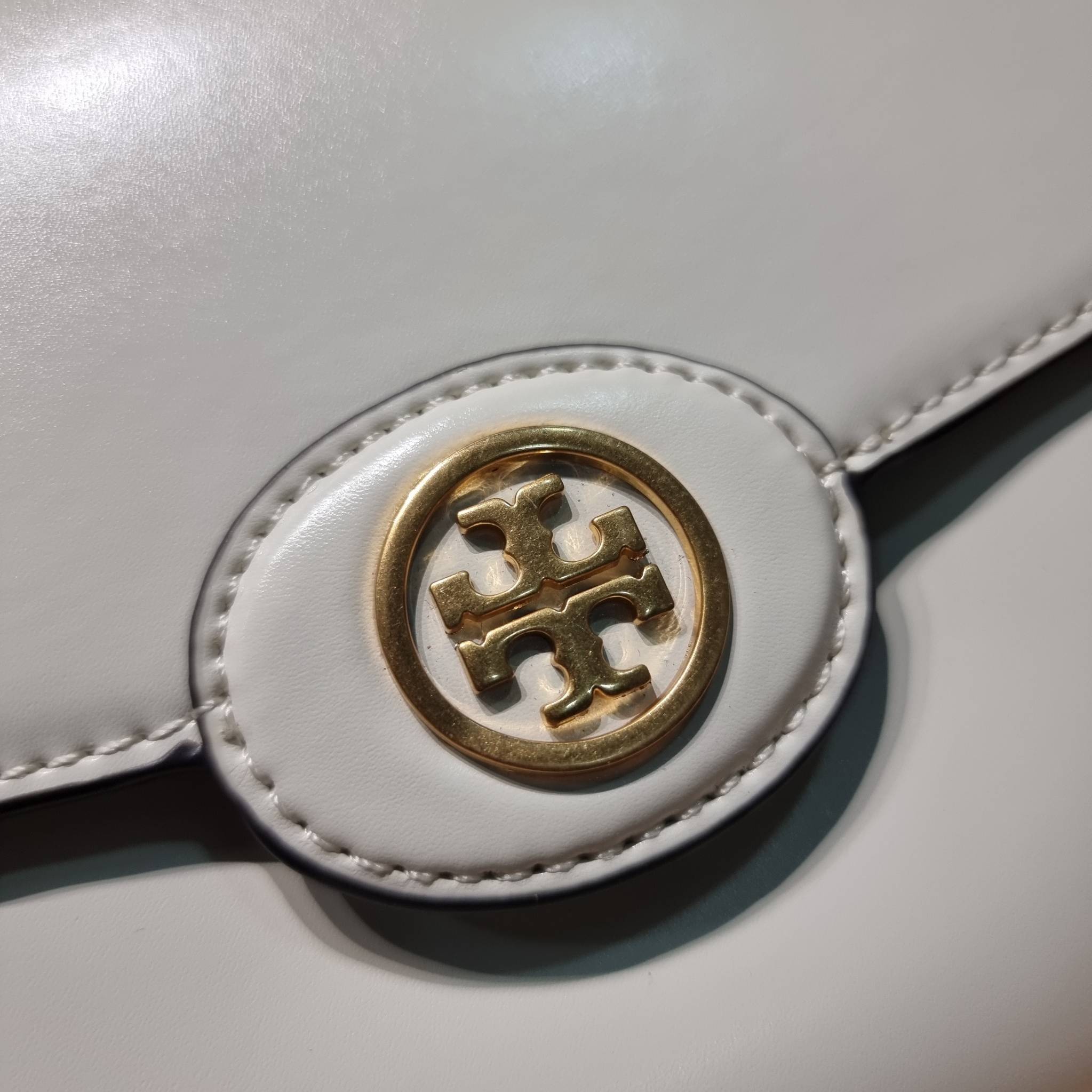 TORY BURCH ROBINSON SPAZZOLATO CONVERTIBLE SHOULDER BAG คอลเลคชั่นใหม่ สวยก่อนใคร ในราคาสุดคุ้ม! กับกระเป๋าสะพายไหล่ ดีไซน์สุดหรู หนังแก้วเงาสวยคม สีผู้ดี รูปทรงใช้งานได้ทุกลุค