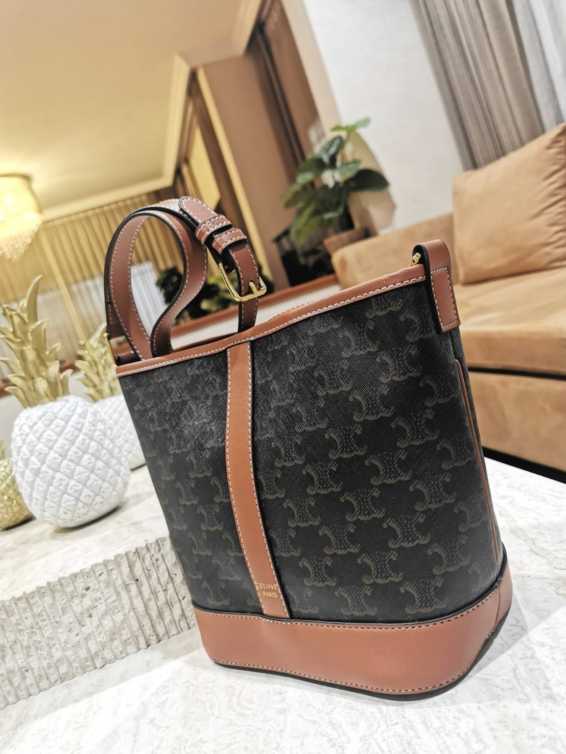 CELINE BUCKET BAG VIP GIFT WITH PURCHASE (GWP) พรีเมี่ยมกิ๊ฟ Limited Edition จาก CELINE HAUTEPARFUME DUTYFREE COUNTER วัสดุ TRIOMPHE CANVAS ดีไซน์สวยคลาสสิคไม่มีเอ้าท์เปิดปิดด้วยกระดุมภายในโล่งกว้างและจุมากสามารถใส่กระเป๋าสตางค์ กล้อง มือถือ ของใช้ได้เยอะ