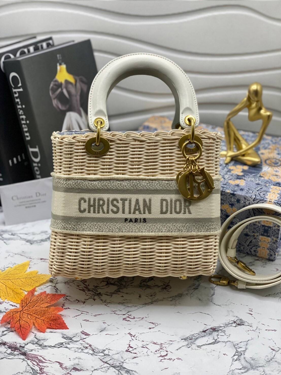 Medium Lady Dior Bag Natural Wicker and Dior Oblique Jacquard [Blue/Latte] เสน่ห์ที่สง่างาม พร้อมส่งที่ไทย ภาพสินค้าถ่ายจากงานขายจริง ใช้งานต่างประเทศได้ค่ะ