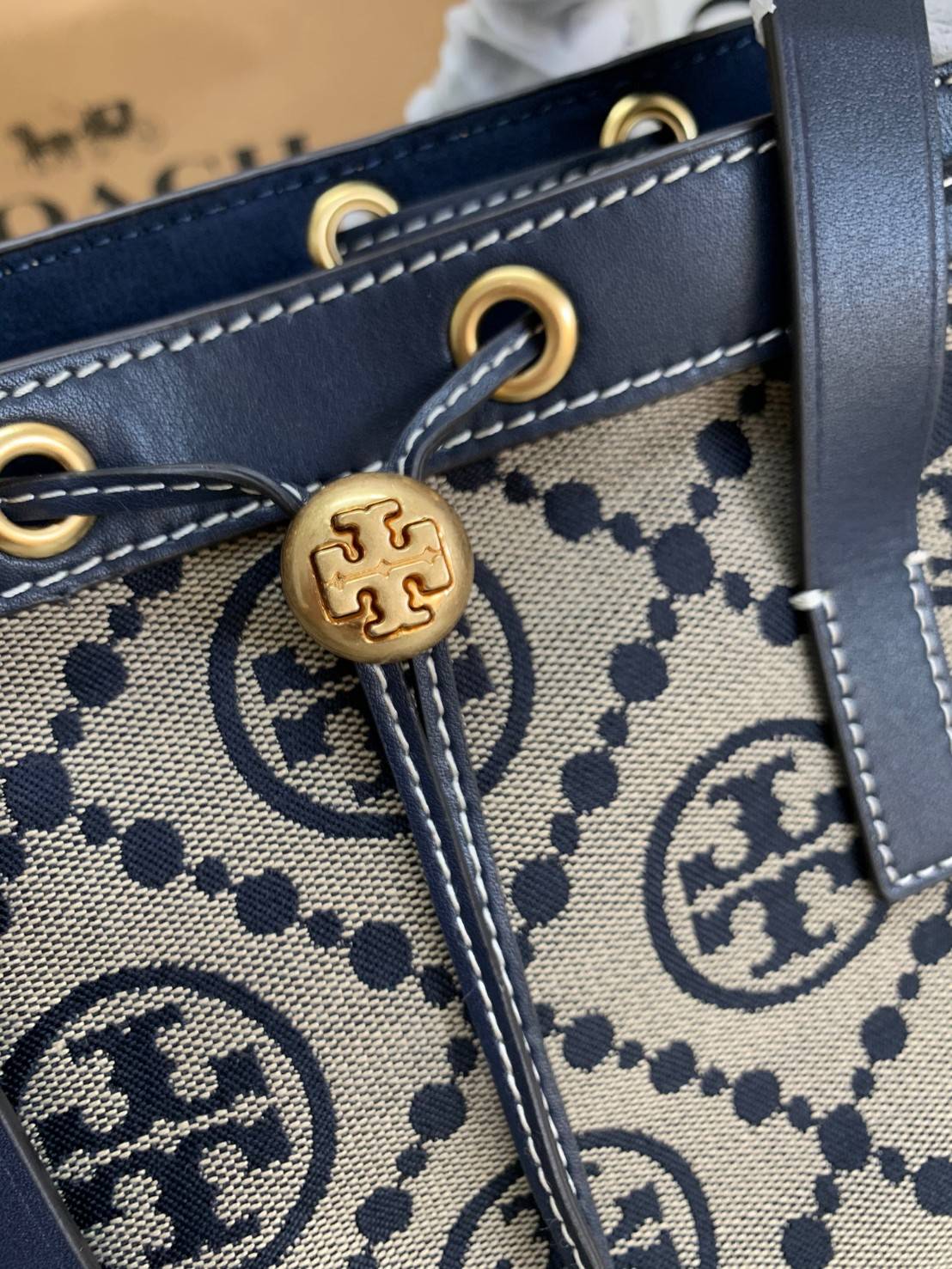 OUTLET 】Tory Burch T Monogram Jacquard Tote Bag ใบใหญ่ใส่จุมากค่ะสาวๆ! พร้อมส่ง! กระเป๋าที่สามารถใช้ได้กับทุกๆวัน วัสดุJacquard+หนัง ได้ลงตัว สวยงามค่ะ ปากกระเป๋าแบบหูรูด ที่จับอะไหล่แบรนด์สวย ภายในกระเป๋ากว้างมากๆ สาวๆที่สัมภาระเยอะนี่หายห่วงไปเลยค่ะ มีช