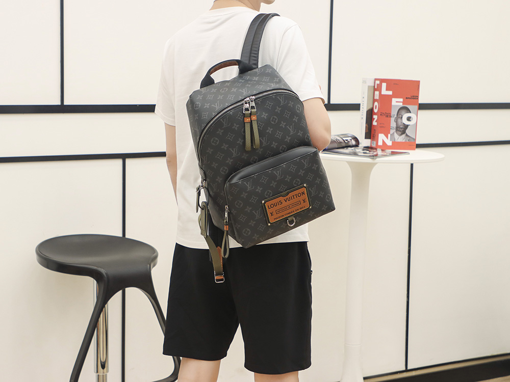 LV Discovery Backpack / LV Backpack in Black กระเป๋าเป้ งานปั้มแบรนด์ ใช้ได้ทั้งชายหญิง ภาพถ่ายจากงานขายจริง ใช้งานต่างประเทศได้