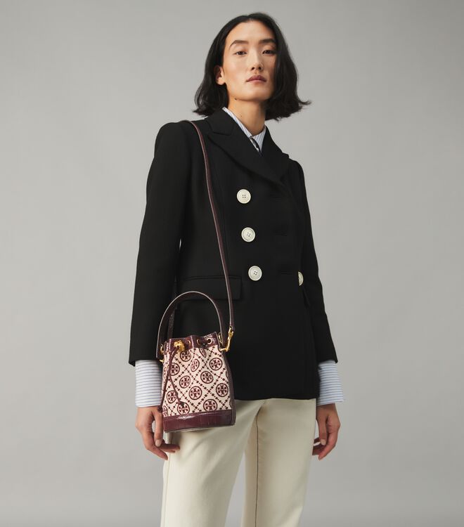 TORY BURCH T Monogram Embroidered Mini Bucket Bag ถูกหรือแพงต้องแดงไว้ก่อนเลยค่ะ ^^ กระเป๋าทรงบักเก็ตใบเล็กน่ารัก สุดหรูหรา ทรงสวย โด่ดเด่นลายพิมพ์ monogram วัสดุหนังอย่างดี เปิด-ปิดแบบหูรูด ล็อดด้วยปุ่ม อะไหล่ทองสวยงาม มาพร้อมสายยาว ปรับสายได้ ถอดสายได้ 