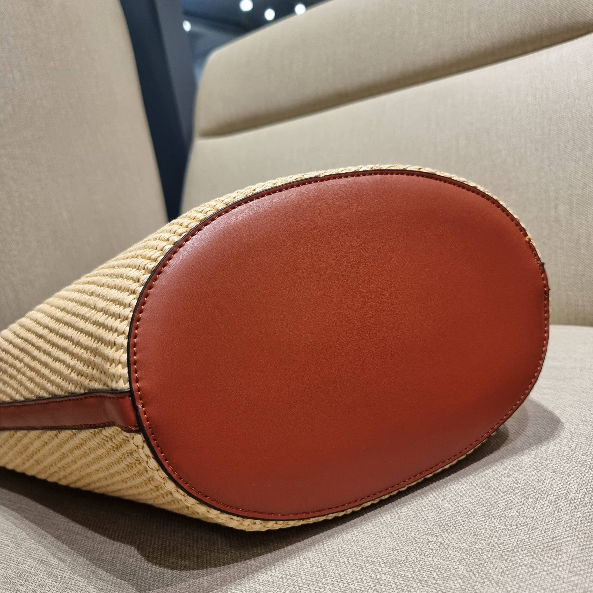 LV SAINT JACQUES LIMITED BAG ไอเท็ม เอ็กซ์คลูซีพจัดมาให้สาวๆโดยเฉพาะ!! กระเป๋าสะพายใบใหญ่รุ่นลิมิเต็ดหายาก ด้วยวัสดุสังเคราห์จากธรรมชาติ สานเต็มใบออกมาเป็นลวดลายสวยงาม และยังโดดเด่นด้วยโลโก้ สีโทนอุ่น ทำให้ไอเท็มนี้ ดูดีน่าค้นหา มาพร้อมใบลูกอีกหนึ่ง ที่สา