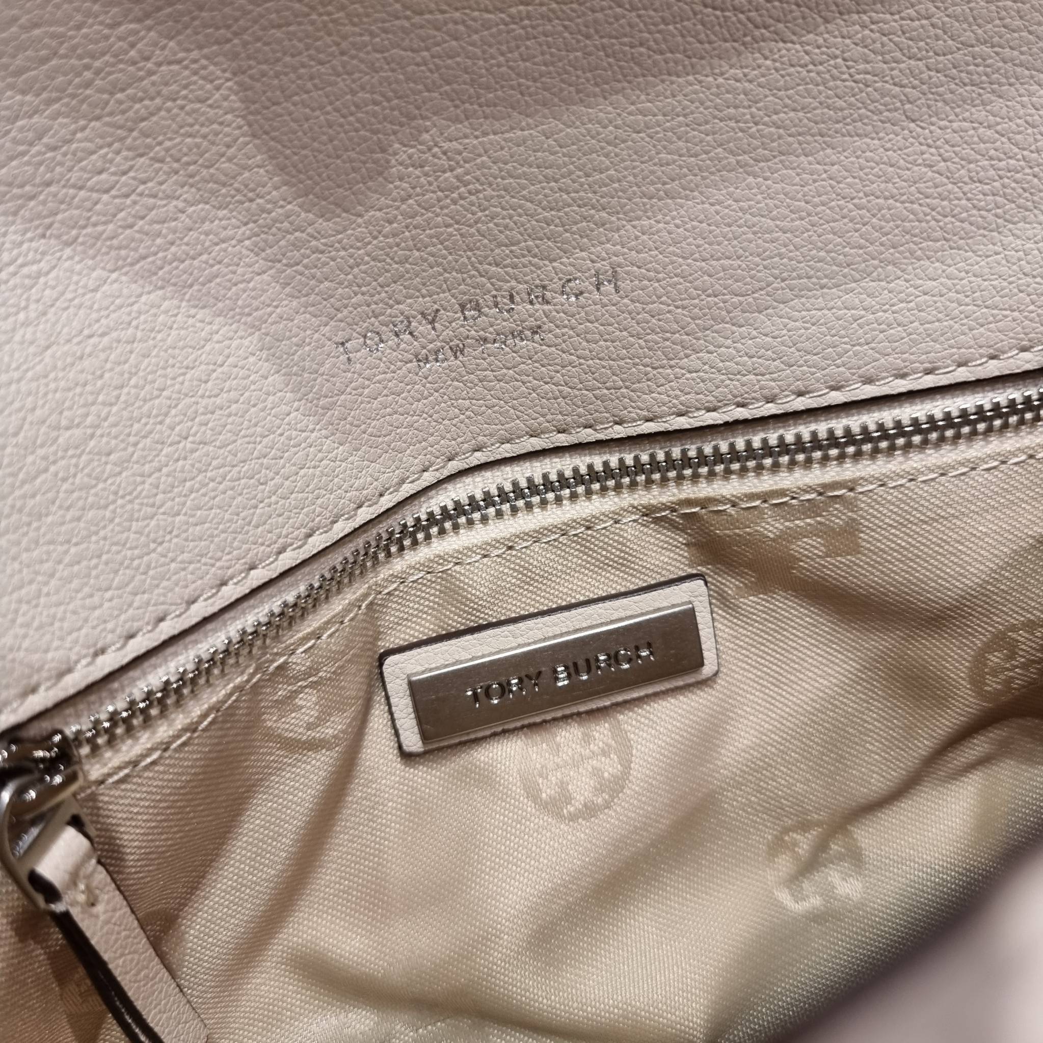 TORY BURCH WILLA MINI SHOULDER BAG ใหม่ล่าสุด พร้อมเสิร์ฟไม่ต้องรอพรีฯ กระเป๋าสะพายดีไซน์เลิศ ทรงสวย กะทัดรัด สะพายคล่องตัว ดีไซน์บุนวม เส้นคมสวยหรู