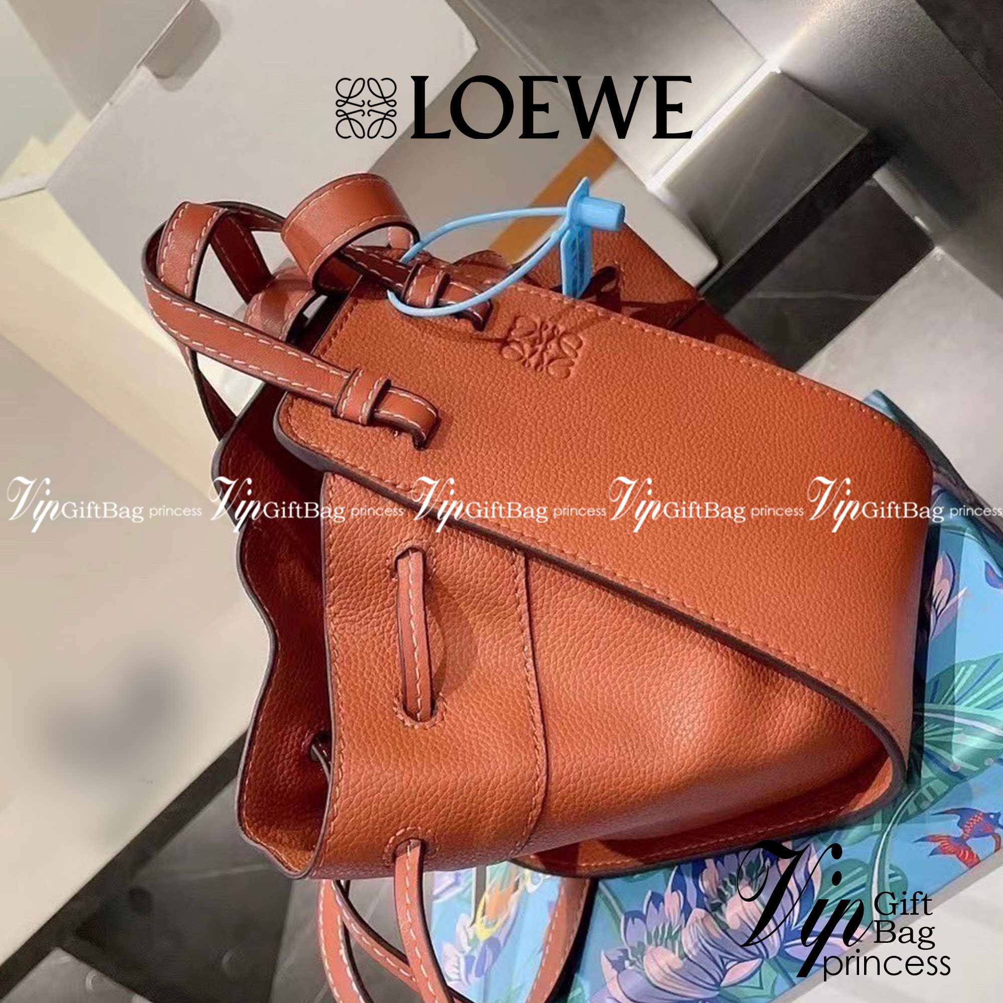Loewe Small Hammock Leather Bag พร้อมส่ง 6 สี กระเป๋าถือหรือสะพาย รุ่น Rare items สุดๆ วัสดุหนังแท้ Calfskin หนังสวยดีไซน์มีเอกลักษณ์ ใบขนาดกำลังดี น้ำหนักเบา สามารถปรับได้หลายทรง ด้านข้างมีซิปปรับขยายได้ ภายในโล่งกว้าง ใส่กระเป๋าสตางค์ กล้อง มือถือ ของใช