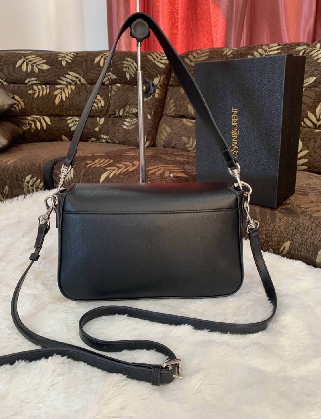 VIP 】YVES SAINT LAURENT YSL BAG VIP GIFT WITH PURCHASE (GWP) พรีเมี่ยมกิ้ฟ Limited Edition จาก YSL DUTY FREE COUNTER วัสดุหนังแกะสังเคราะห์ **หนังเรียบ อะไหล่เงิน น้ำหนักเบามากๆ ค่ะ สะพายไม่ปวดไหล่ ดีไซน์กระเป๋าประดับโลโก้แบรนด์ที่ด้านหน้า มาพร้อมสายสะพาย