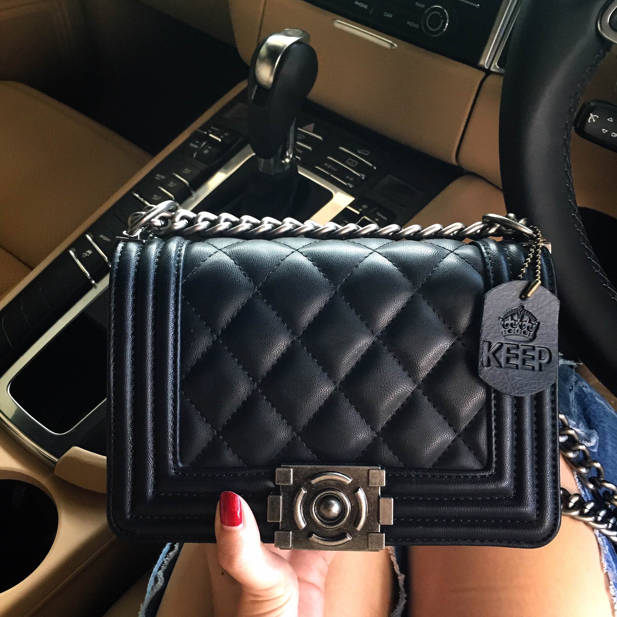 ใหม่ Size 8 นิ้ว มินิๆ น่ารักมาก ทางร้าน ได้กระเป๋า จากแบรนด์ KEEP รุ่น KEEP shoulder Luxury Quited bag สวย หรู เท่ มากๆ เลยน๊า กระเป๋าอยู่ทรง หนังแกะสังเคราะห์นิ่มตึงสวยมากคะ สายโซ่ มีที่รองไหล่ สะพายสบายคะ สายปรับ สั้น ยาวได้คะ ใบจริงสวยมาก เข้ากับชุดได