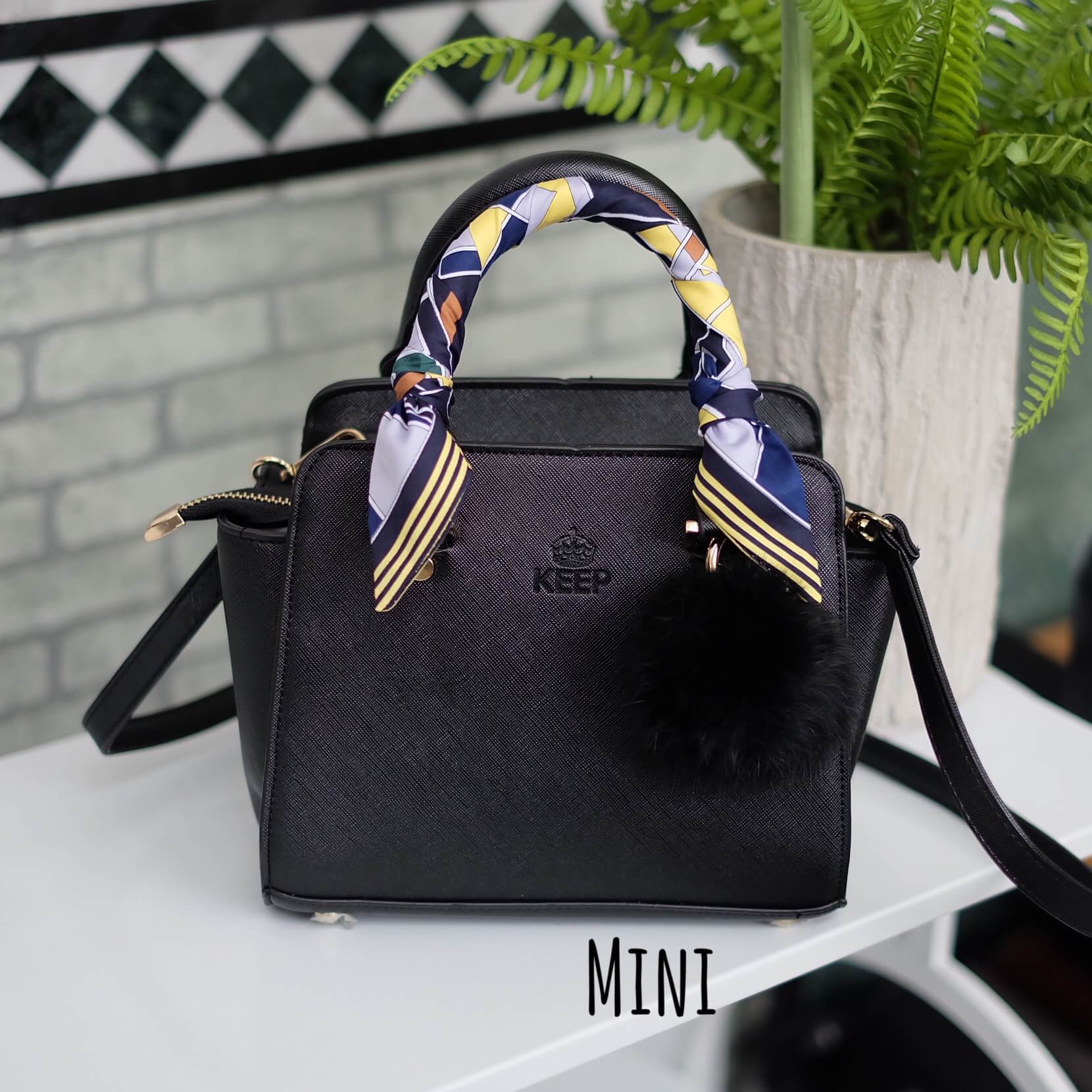 รุ่นใหม่ล่าสุด หนัง saffiano สวยมากๆค่า รุ่น KEEP saffiano leather office bag สวย น่ารัก ขนาดตอบทุกโจทย์การใช้งาน เห็นแล้ว #หลงรักเลยคะ 🌲ตัวกระเป๋าขนาดกำลังดีหนังsaffiano ลายสวยที่สำคัญ ดูแลรักษาง่าย ประดับด้วยผ้าพันหูกระเป๋า silk คุณภาพดีที่สุด ทำ