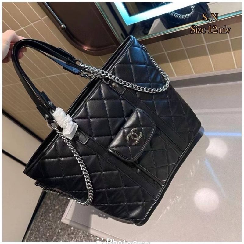 CHANEL Tote Leather Bag ต้อนรับเทศกาลท่องเที่ยวช่วงปีใหม่นี้ ใครมองหากระเป๋าสะพายไปเที่ยว ใบนี้น้องตอบโจทย์แน่นอน กับกระเป๋าทรงโท้ทสีดำคลาสสิก ดีไซน์โทนสีที่ใช้ได้กับทุกโอกาส