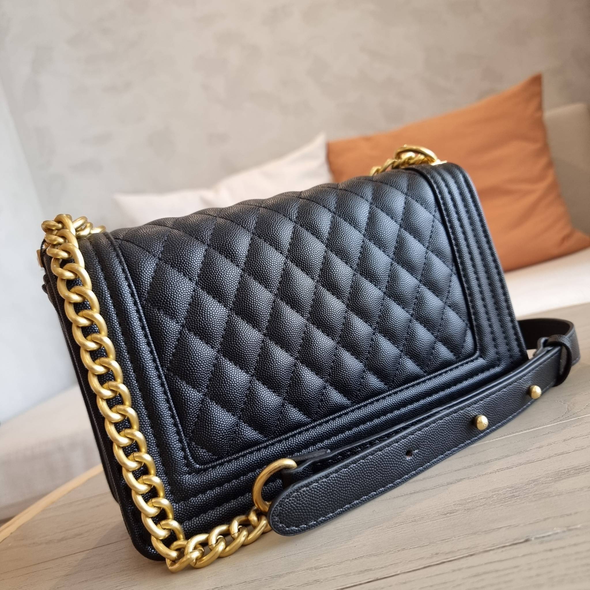 Chanel Boy 10" พร้อมส่งที่ไทย รุ่นสุดฮอต อะไหล่สีทองสุดหรู วัสดุหนังลายคาร์เวีย ทรงคลาสสิคที่สาวๆห้ามพลาด!! ในราคาสุดคุ้ม เปิด-ปิดกระเป๋าด้วยตัวล็อค ภายในโล่งกว้าง ไซส์ใหญ่ใส่ของได้เยอะ มีช่องแยกในกระเป๋า มาพร้อมสายสะพายโซ่สลับหนังรองบ่า (ถอดได้-ปรับ