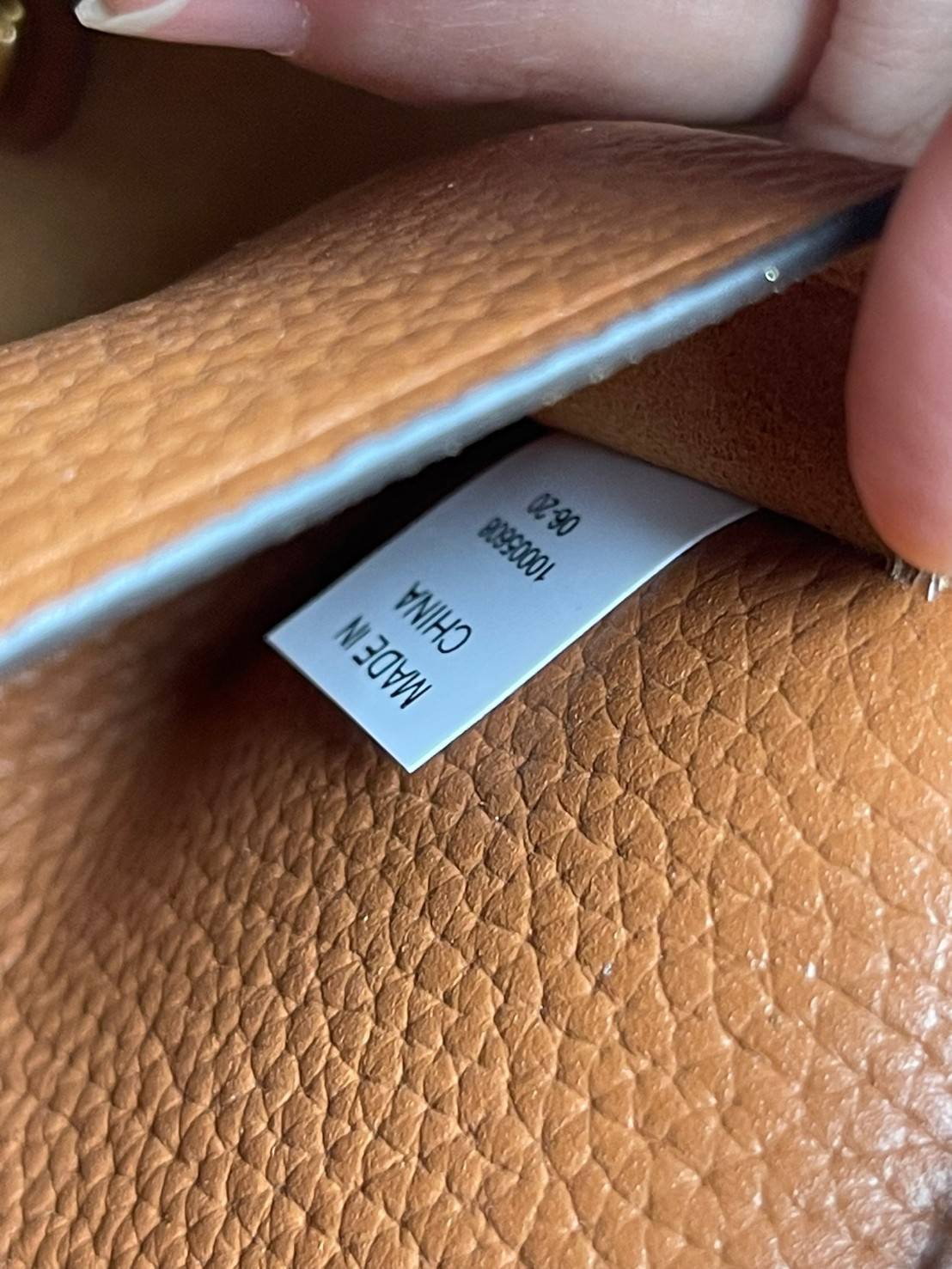 Tory Burch Miller Small Classic Shoulder Bag กระเป๋าที่เป็นได้มากกว่ากระเป๋าสะพายไหล่ โดยทางแบรนด์มีการออกแบบที่การต่อสายให้มาในลุคช์สะพายข้างได้ เป็นเอกลักษณ์ไม่ซ้ำใคร รูปทรงคลาสสิค เปิดปิดด้วยแม่เหล็กเพิ่มความปลอดภัย วัสดุหนังวัวแท้นุ่มต่อผิวสัมผัส มาคู