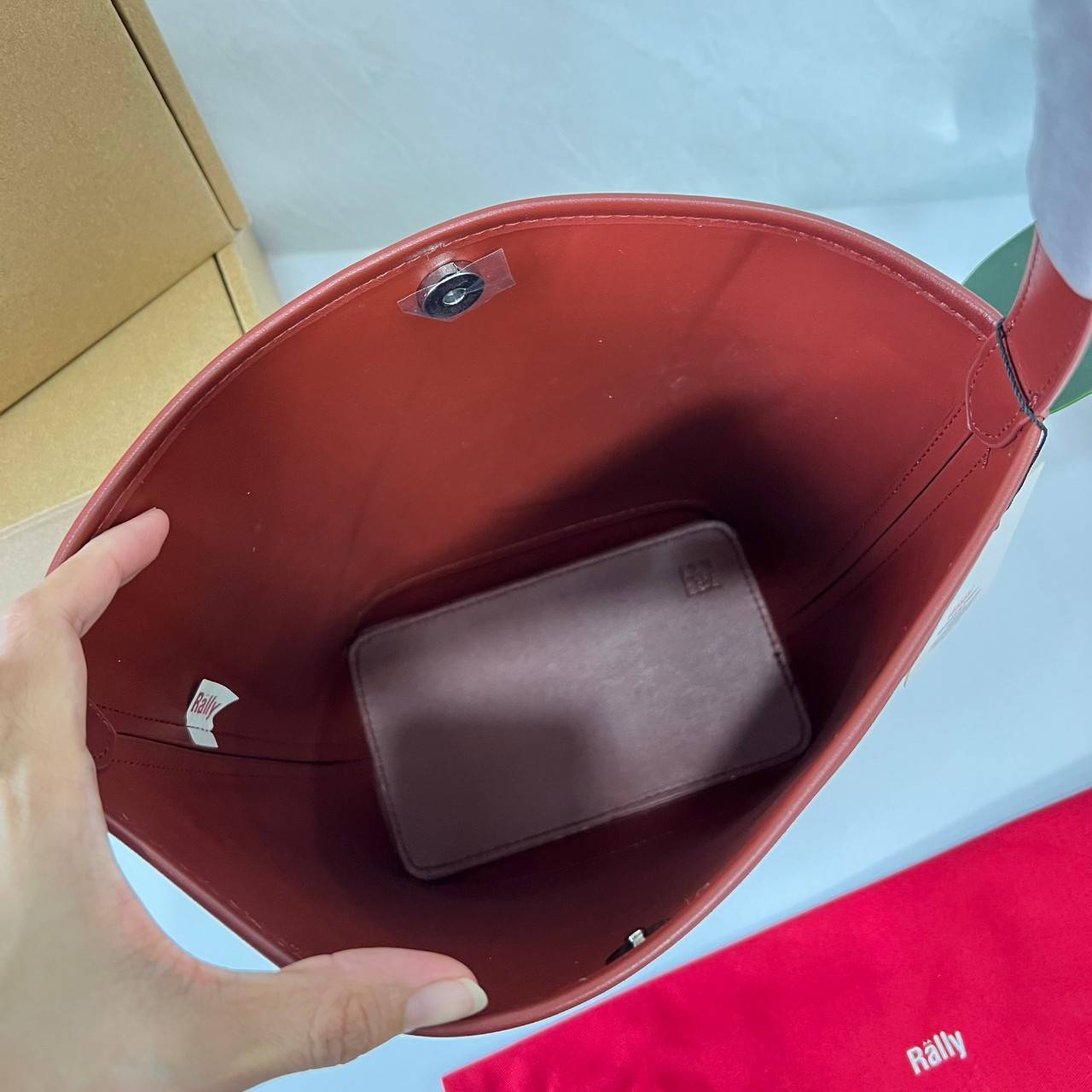 Rally The Bag Whisper กระเป๋าทรงบัคเก็ตงานหนังรุ่นใหม่ ฮอทติดลมบน มาแรงสะพายกันทั่วบ้านทั่วเมือง สายแบกสายขนห้ามพลาดจุของได้เยอะ รุ่นหนังผิวสัมผัสนิ่มมือ ทนทานและจุสิ่งของได้ครบครัน โดดเด่นด้วยโลโก้ตัวนูน