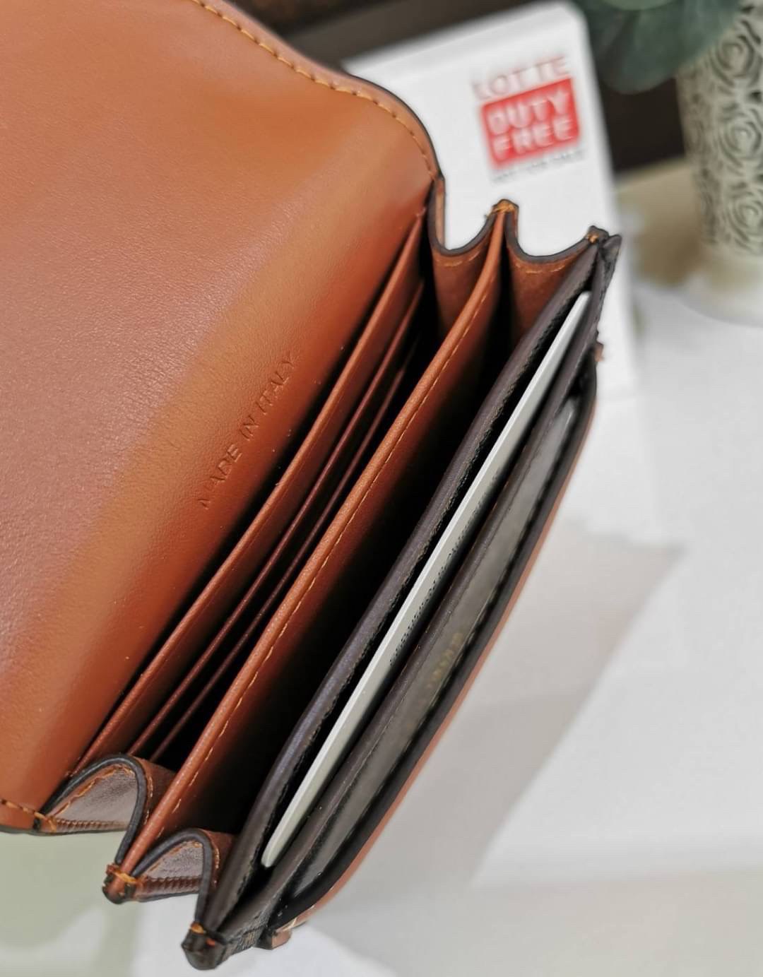 พรีเมี่ยมกิ๊ฟแท้ 100% 】CELINE SHORT WALLET VIP GIFT WITH PURCHASE GWP พรีเมี่ยมกิ๊ฟ Limited จาก CELINE HAUTE PARFUME DUTYFREE วัสดุ Triomphe Canvas หนังขึ้นลาย Signature Brand