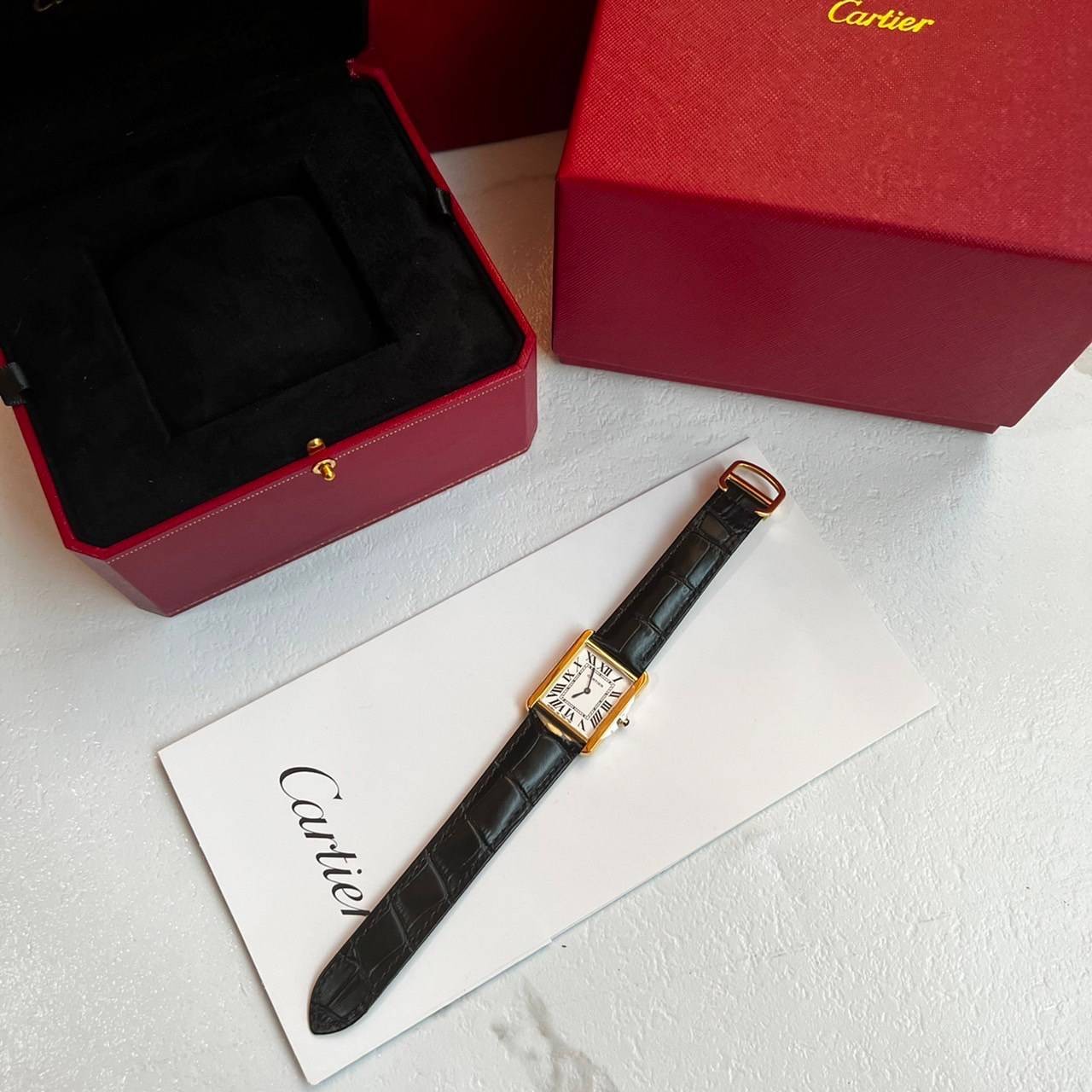 CARTIER WATCH TANK MUS นาฬิกาคาเทียร์ เกรดออริจินอล รุ่นฮิตสุดคลาสสิก ใช้ได้ทั้งชายหญิง ภาพถ่ายจากงานจริง มาพร้อมกล่อง อุปกรณ์ครบชุด วัสดุโลหะเคลือบขึ้นเงาตามรูป ใช้งานต่างประเทศได้