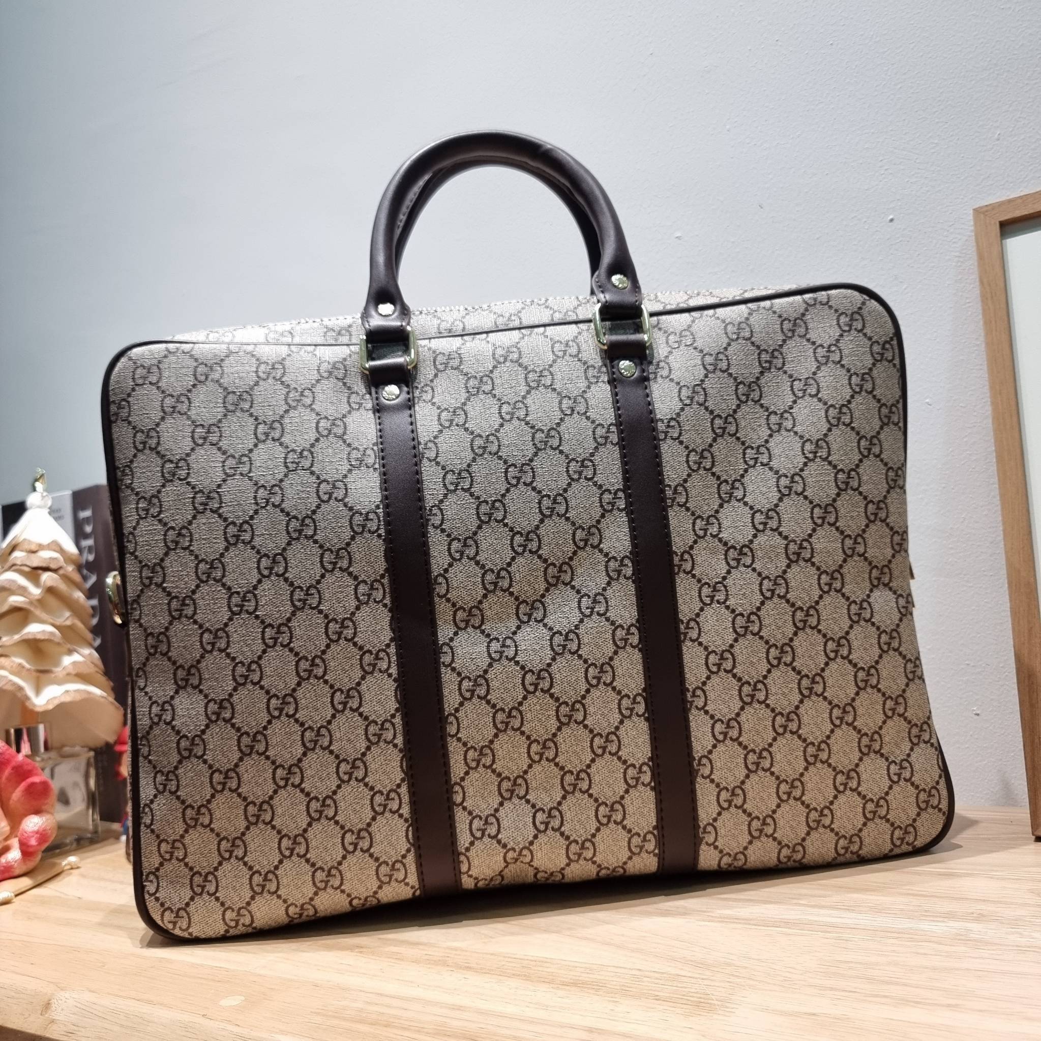 GUCCI BRIEFCASE / GG Supreme work bag / GG laptop bag / GG CLASSIC BRIEFCASE MESSENGER ไอเท็มสุดปัง!! ที่เหมาะสำหรับคนทำงานออฟฟิศมากๆ กระเป๋าถือรุ่นคลาสสิค ใส่เอกสาร โน๊ตบุ้ค อุปกรณ์การทำงานต่างๆได้สบายมาก