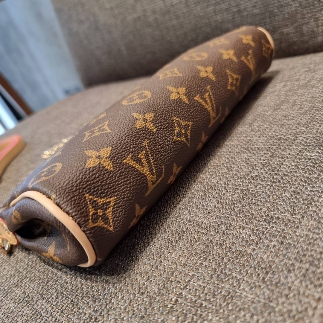 LV CROSSBODY CLUTCH BAG WITH CHAIN / LV Eva Clutch Crossbody Bag กระเป๋าสะพายวีไอพีพรีเมี่ยม วัสดุหนังแคนวาสคุณภาพ โลโก้เพลทอะไหล่ทอง คมชัด หรูหรา เปิด-ปิดกระเป๋าด้วยซิป ภายในเป็นช่องโล่ง ใส่ของใช้สำคัญได้สบายๆ มือถือ พาวเวอร์แบงค์ เครื่องสำอางค์ ของจุกจิ