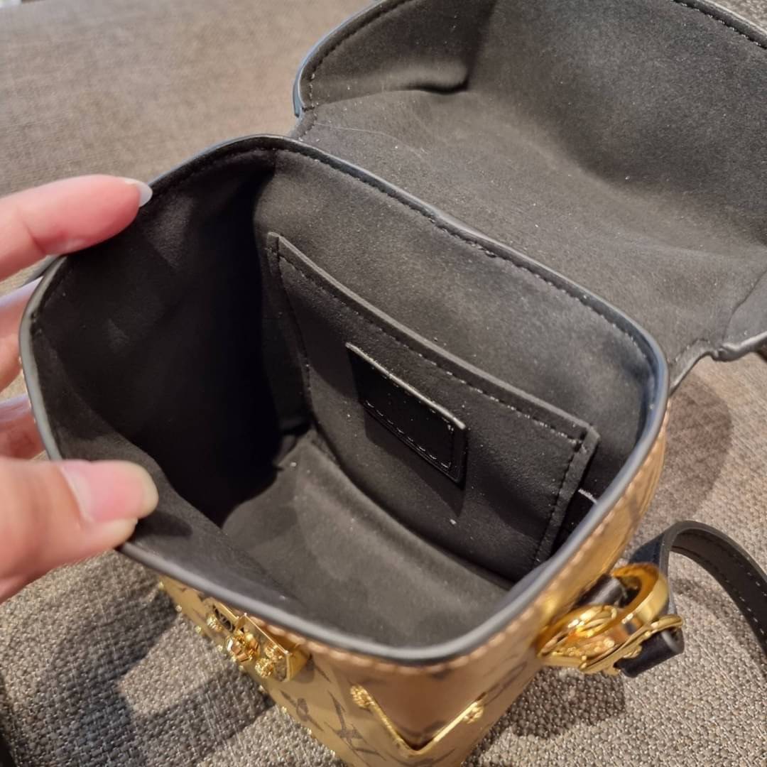 LV CROSSBODY BOX BAG / LV Reverse Monogram Camera Box Bag กระเป๋าถือ/สะพายวีไอพีพรีเมี่ยม สวยหรูทุกมุม ตกแต่งเพิ่มดีเทลด้วยหมุด วัสดุหนังแคนวาสคุณภาพ เปิดปิดด้วยตัวบีบล็อค แน่นหนา มีหูจับในตัว และสายสะพายข้างมาให้ ภายในเป็นช่องโล่ง ใส่มือถือได้ทุกรุ่น มาพ