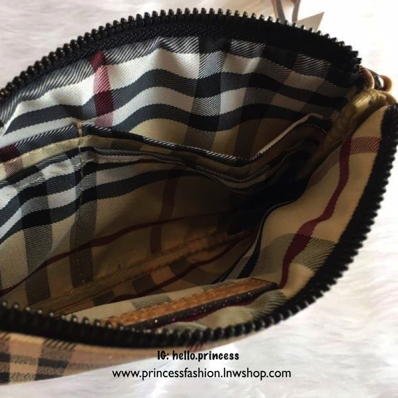 BURBERRY FRAGRANCES WRISTLET VIP Gift With Purchase (GWP) Limited Edition พรีเมี่ยมกิ๊ฟจากเคาน์เตอร์น้ำหอม BURBERRY FRAGRANCES วัสดุหนังเรียบลาย Burberry Signature สุดคลาสสิคประดับโลโก้แบรนด์มาพร้อมสายคล้องมือสามารถถอดออกได้ เปิดปิดด้วยซิปสะดวกใช้