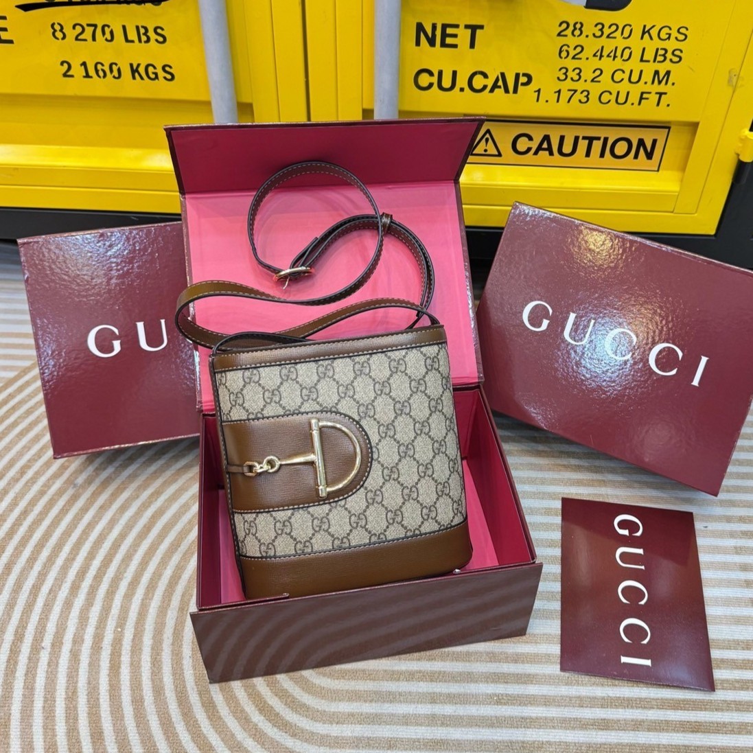 GUCCI 73 bucket bag กระเป๋าสะพายทรงบัคเก็ตยอดนิยม คอลใหม่ล่าสุด สุดยอดของความมีกิมมิคไม่เหมือนใคร วินเทจเรียบหรู ใช้แล้วดูแพง พร้อม box set โทนสีใหม่ของแบรนด์