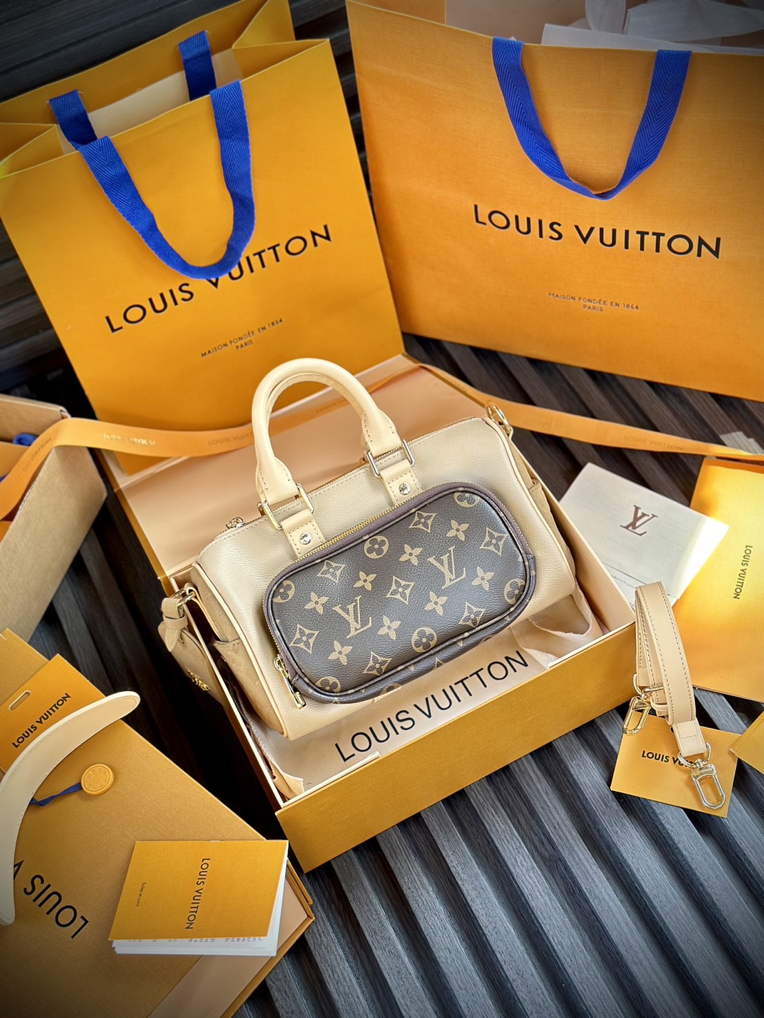 LV Keepall Bandoulière 25 Bag กระเป๋าสะพายคีฟออลดีไซส์ใหม่ ด้านข้างปั้มแบรนด์หนังกลับสวยโดดเด่น สีเบจสวยละมุนลงตัว ภายในโล่งกว้าง มีช่องย่อยด้านหน้าสะดวกใช้งาน