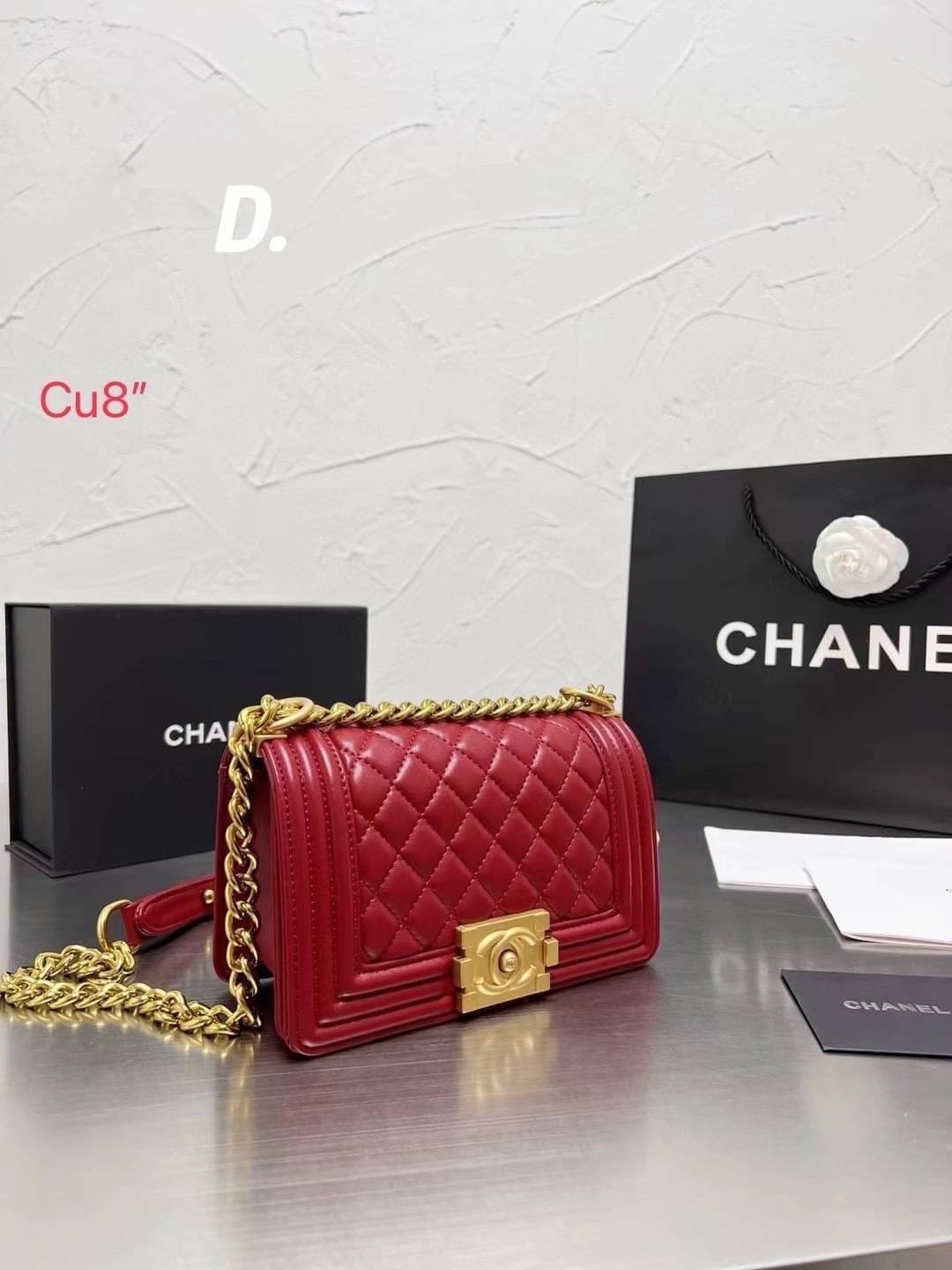 CHANEL BOY 8" กระเป๋าสะพายทรงคลาสสิค มีงานหนังเรียบ และหนังคาเวียร์ อะไหล่เงิน/ทอง ตามรูป สวยหรูมาแต่ไกล สามารถสะพายออกงานได้หลายโอกาส สวยงามไม่ผิดหวังค่ะ