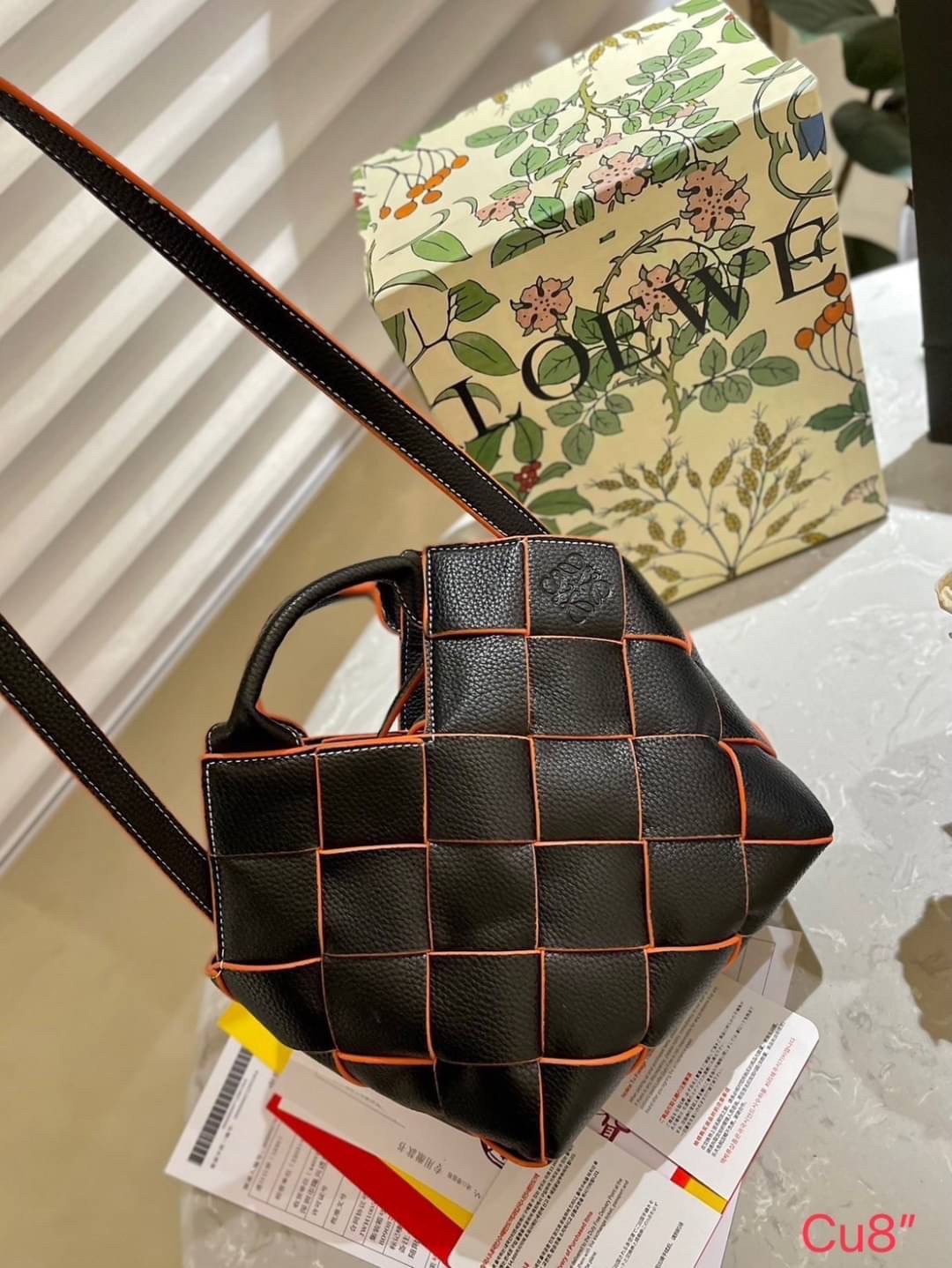 LOEWE WOVEN BASKET LEATHER BAG 20cm กระเป๋าสะพายถักทอด้วยความปราณีต ขนาดกำลังดีจุได้แบบเน้นๆ วัสดุหนังอย่างดีเต็มใบ หรูเลิศ