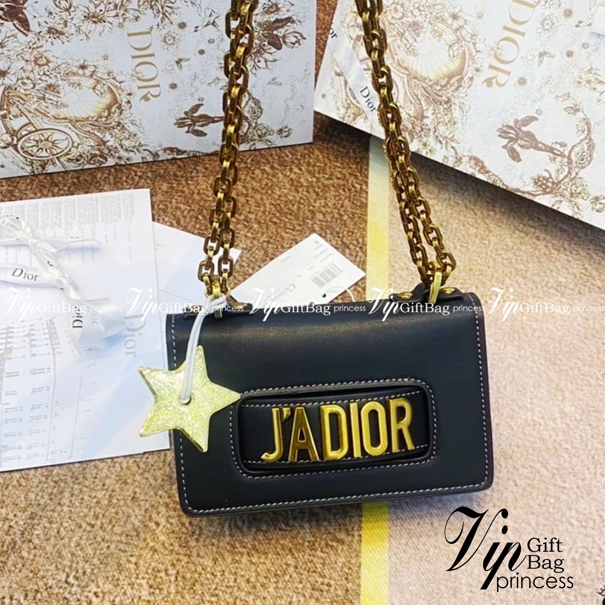 DIOR J'adior Flap Bag กระเป๋าสะพายดิออร์ ทรงกล่องเปิดหน้า แต่งอะไหล่ทอง มาพร้อมสายสะพายยาวครอสบอดี้หรือดึงขึ้นสะพายข้างได้ค่ะ งานชนชอป ใช้ได้ Everyday Look พร้อมส่งที่ไทย