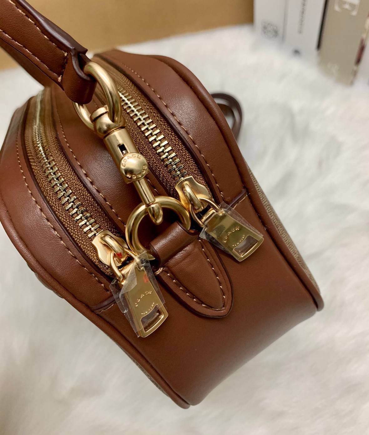 ใครรออยู่จัดเลยค่ะ มากี่รอบไม่พอจริงๆค่ะ😁 COACH JES CROSSBODY IN SIGNATURE BAG กระเป๋าสะพายข้าง//ครอสบอดี้ร์ วัสดุหนังแท้ หนังนิ่มทรงสวย 🔺อะไหล่ป้ายห้อยโลหะแบรนด์นะคะ กระเป๋าแบ่ง2ซิป แต่ละช่องกว้าง สามารถใส่กระเป๋าเงินใบยาวได้; ของจำเป็นได