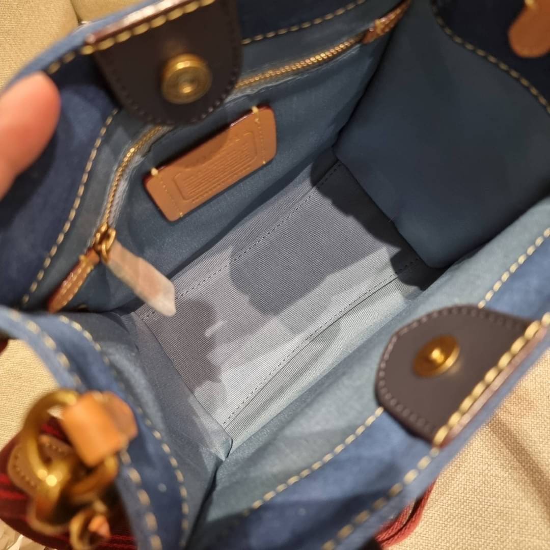 COACH CA580 FIELD TOTE 22 IN SIGNATURE DENIM คอลเลคชั่นสุดคลาสสิค ดีไซน์สวยหรูดูแพงในไอเท็มเดียว กระเป๋าทรงโท้ท ไซส์กำลังสวย น่าใช้ ชิคๆคูลๆมาก ฟังก์ชั่นการใช้งานสะดวกที่สุด มีทั้งสายคล้องแขนในตัว และสายครอสบอดี้แบบสปอร์ตเส้นใหญ่ วัสดุผ้าเดนิมตกแต่งลวดลาย