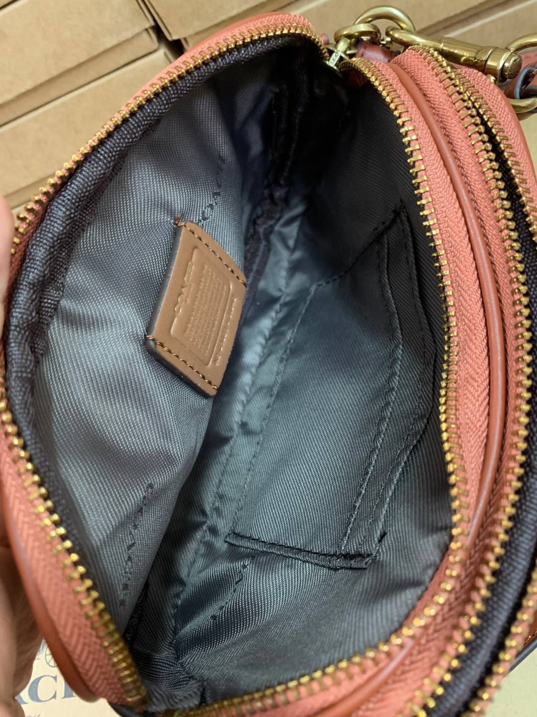 COACH CROSSBODY CLUTCH IN SIGNATURE BAG 💋รุ่นฮิต+สีหายากค่ะ!! กระเป๋าสะพาย+คล้องมือได้ วัสดุหนังแท้ผสมpvcค่ะ มีช่องซิปคู่ ภายในช่องใส่มือถือได้ทุกรุ่น;กระเป๋าเงินใบสั้นได้ ใส่ของจำเป็นสาวๆได้ครบค่ะ มีช่องเสียบบัตร2ช่อง และช่องโล่งให้ใส่ของจุกจิกค่