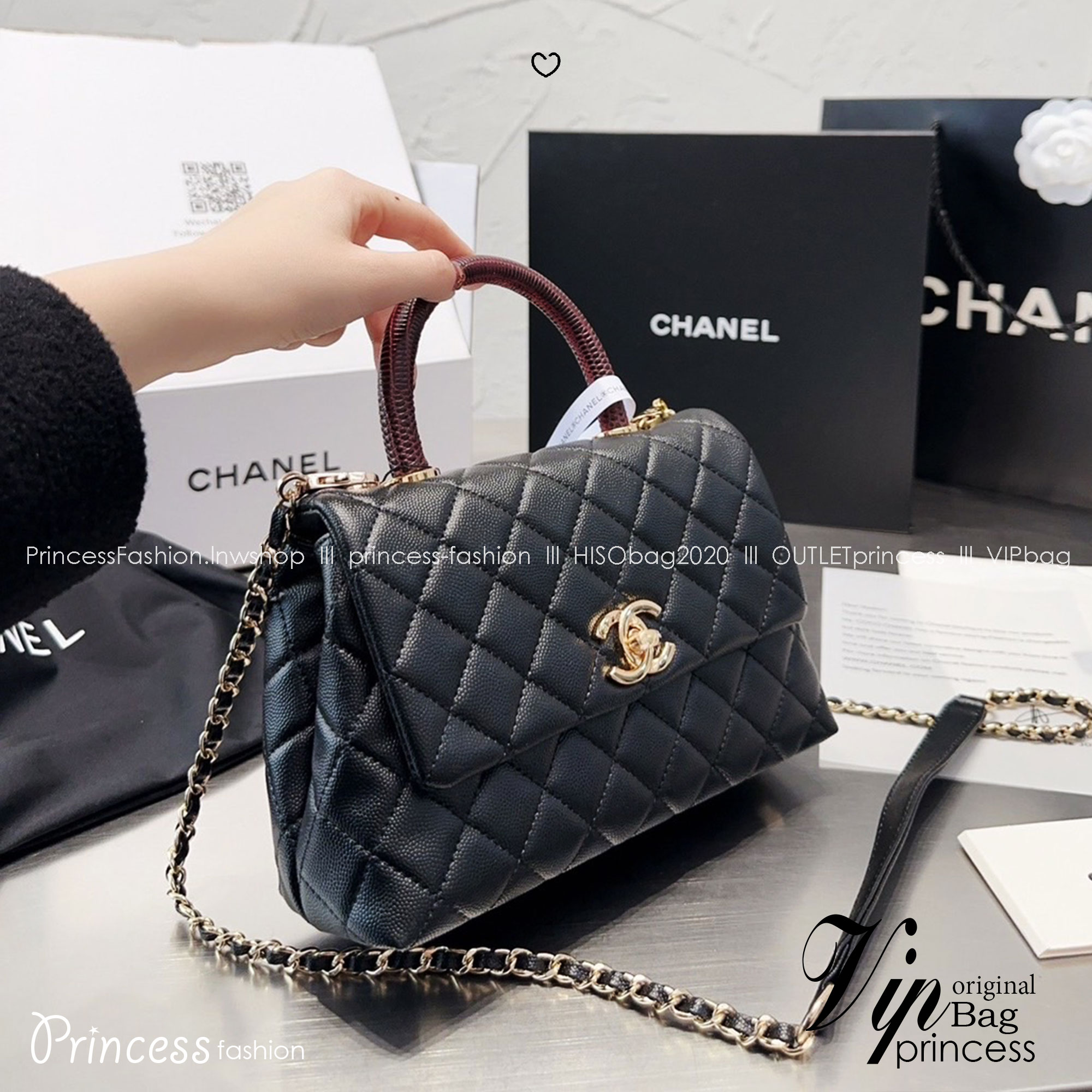 CHANEL Coco Small Top Handle Bag กระเป๋าสะพายสุดคลาสสิค สวยหรูพร้อมมือจับในตัว อะไหล่ทองสวยมาก มาพร้อมกล่อง อปก ครบเซ็ท รอบนี้จัดราคาพิเศษสุดคุ้มค่ะ โดดเด่นและดูแพง ไม่อยากให้พลาดเลยน้า