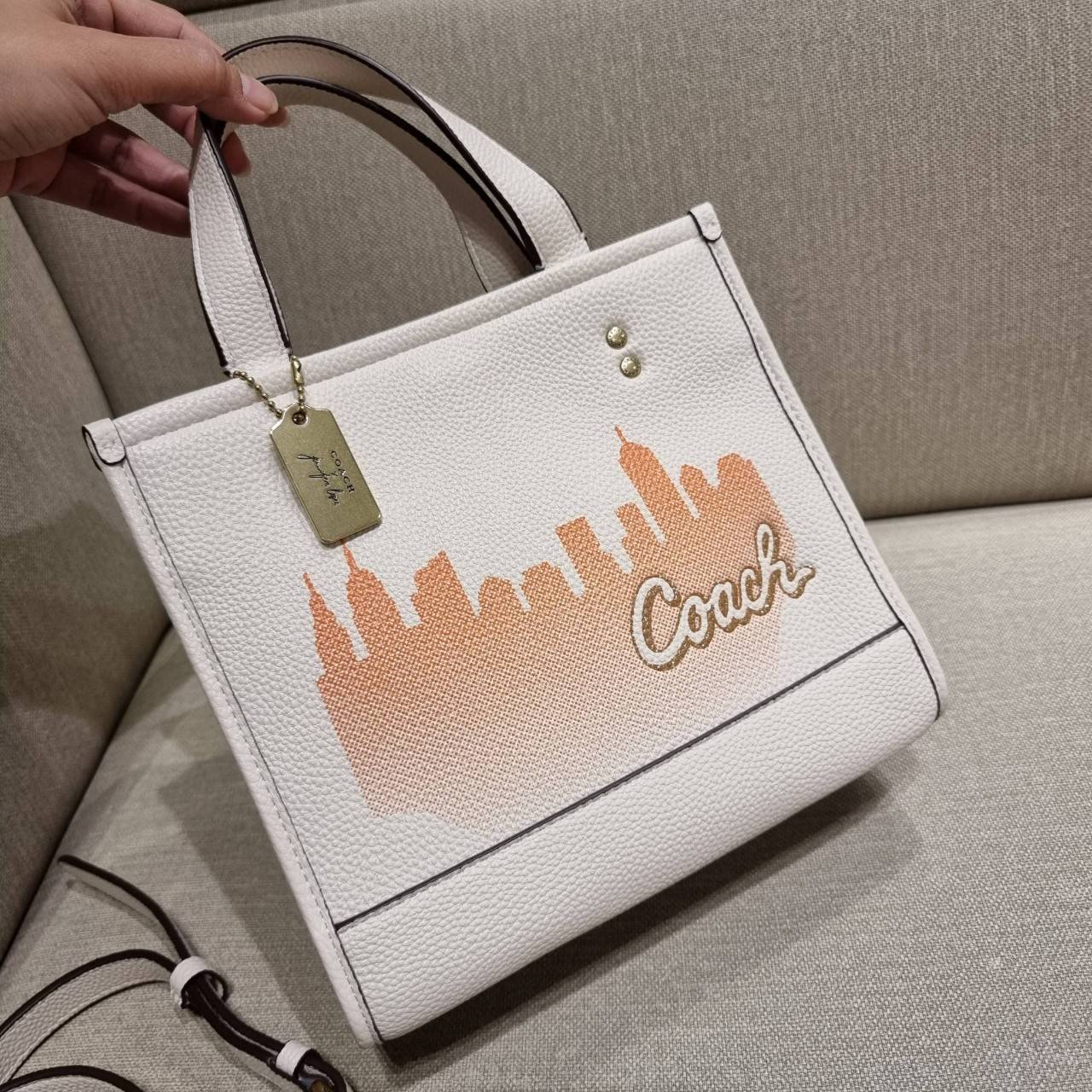 COACH C6494 COACH x JENNIFER LOPEZ DEMPSEY TOTE 22 WITH NYC SKYLINE คอลเลคชั่นใหม่ล่าสุด ยังไม่เข้า shop ไทย!! สุดยอดตัวแม่แห่งความเซ็กซี่ เจนนิเฟอร์ โลเปซ คอลแลบกับแบรนด์ เพิ่มความมีเสน่ห์ให้กับไอเท็มนี้ได้อย่างไม่ต้องสืบ!! กระเป๋าสะพายทรงโท้ท ดีไซน์โดดเ