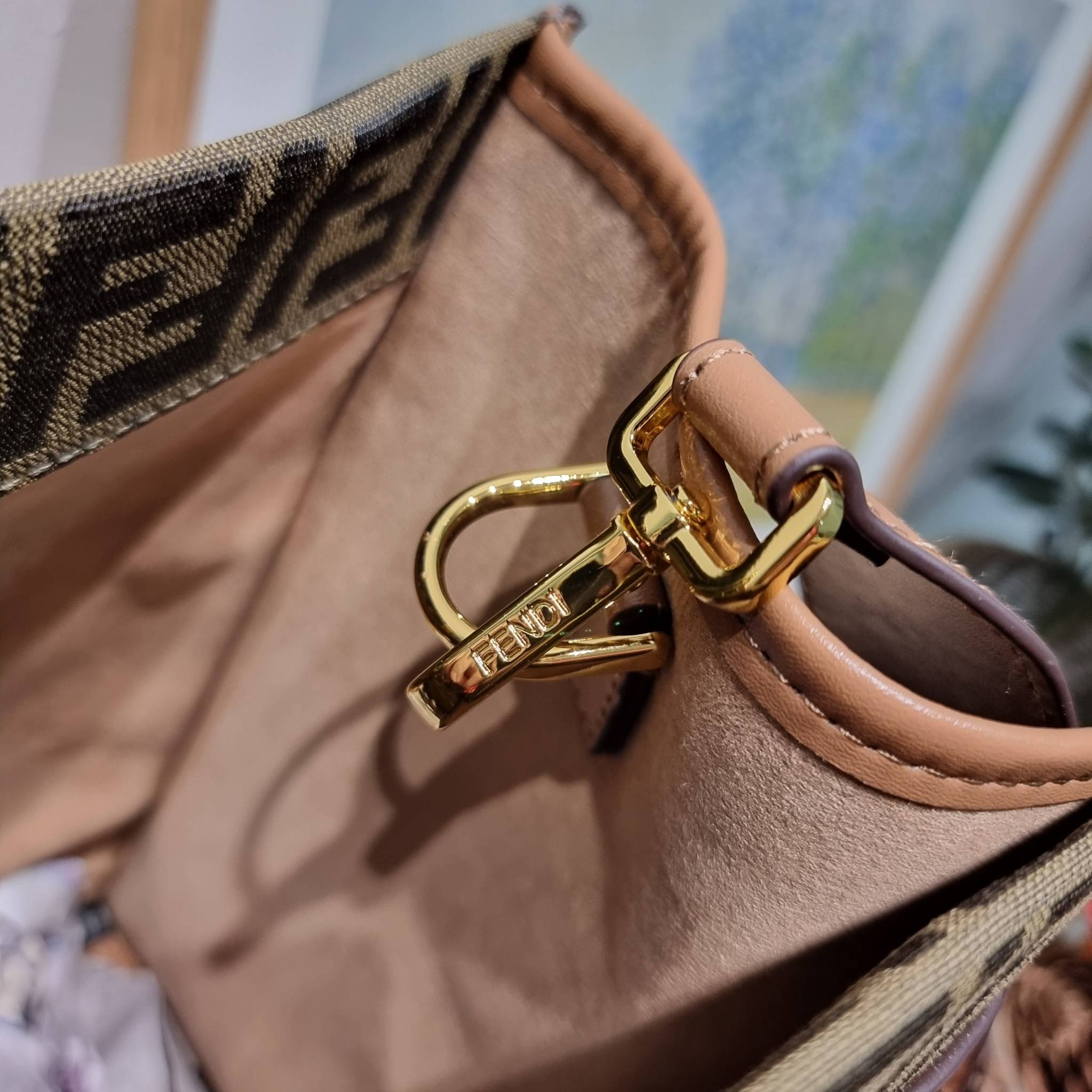 FENDI SHOPPING TOTE BAG / FENDI TOTE BAG กระเป๋าถือ/สะพายไหล่ ทรงสวย หรู ดูโดดเด่น ดีไซน์ทันสมัย วัสดุผ้าท็อปแคนวาสปั๊มลายแบรนด์รอบใบ ภายในโล่งกว้างมาก มาพร้อมหูจับในตัวและสายสะพายไหล่ ใช้งานได้ 2IN1