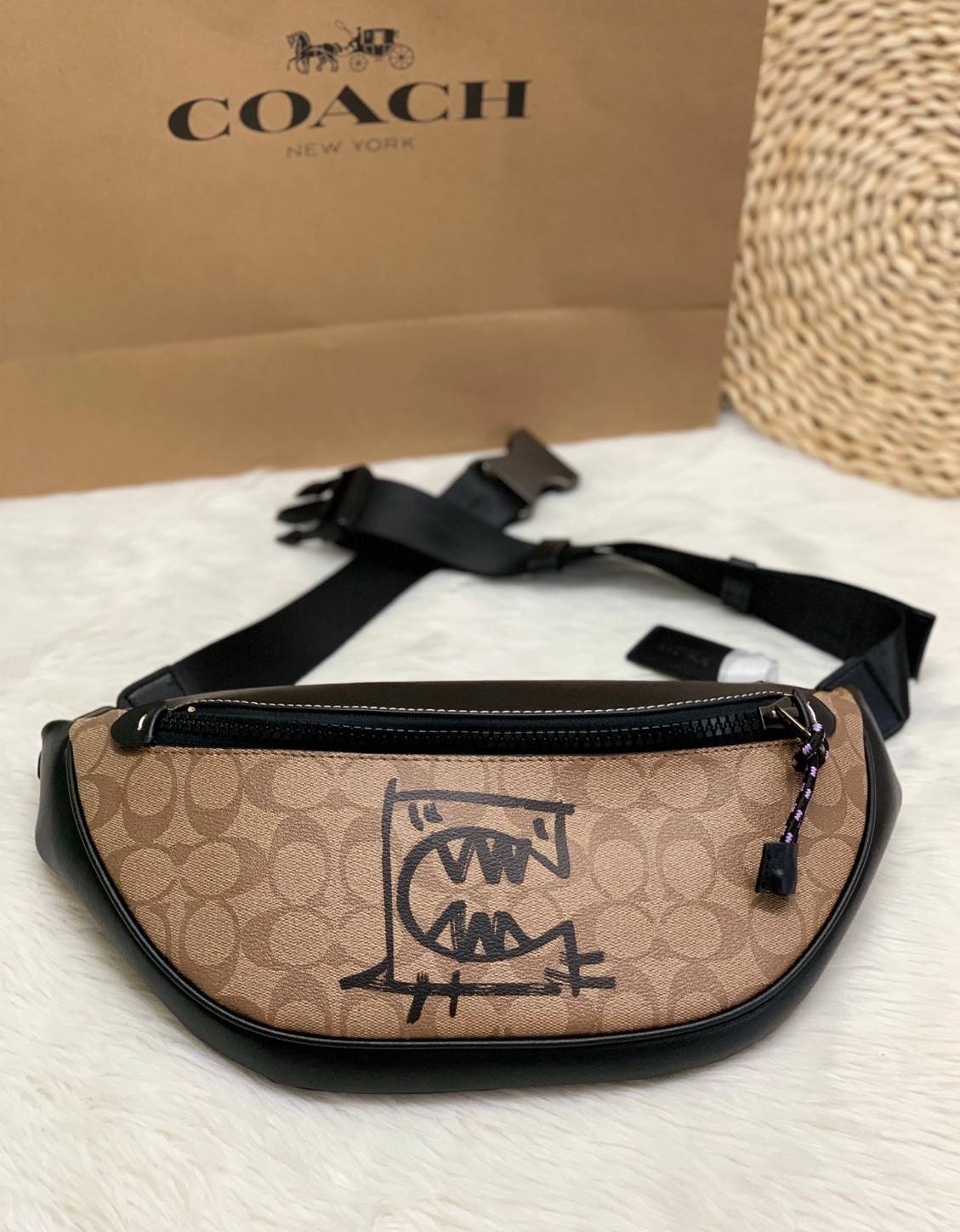 OUTTLET 】COACH Rivington Belt Bag In Signature Canvas With Rexy By Guang Yu (75761) กระเป๋าคาดอก หนังแท้เรียบ นิ่มสวย ด้านหน้าเด่นด้วยลายปริ้นท์เก๋เท่ มากๆค่ะ มีช่องซิปหลักให้2ช่องใส่ของได้จุเลยนะคะ สายคาดเลื่อนปรับแบบฟรีไซด์ค่ะ 📌ใบจริงสวย สะพายวั