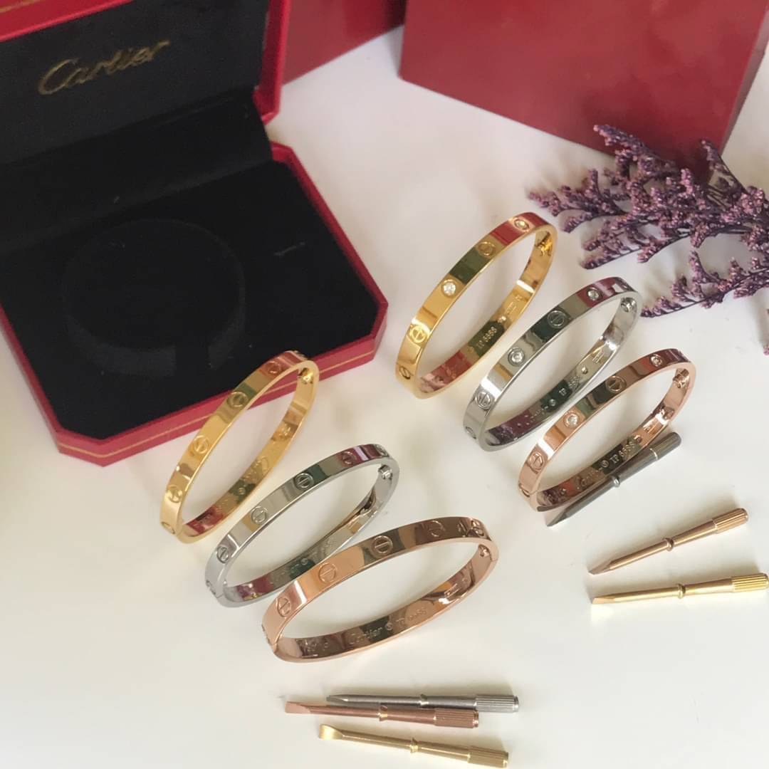 Cartier Love Bracelet รุ่นเพชร กำไลข้อมือ ภาพถ่ายจากงานจริง วัสดุโลหะเคลือบขึ้นเงาตามรูป งานปั้มครบตามรูปเลยค่ะ