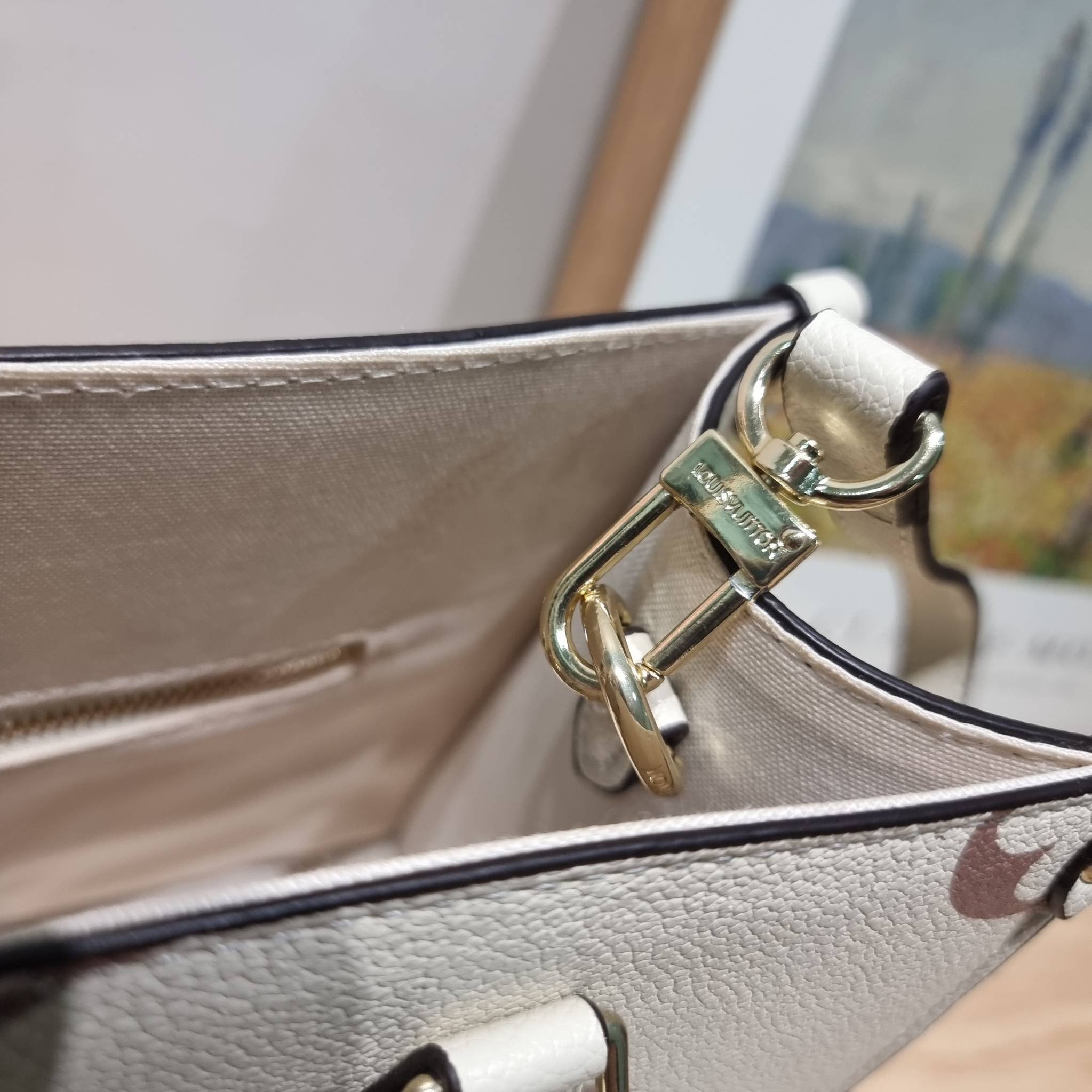 LV Onthego / LV crossbody tote bag กระเป๋าทรงโท้ทเวอร์ชั่นดั้งเดิม ที่คลาสสิค ผู้ดี หรูหรา โทนสีใช้งานง่าย ได้ทุกลุค ทุกสไตล์ วัสดุหนังลูกวัว ผิวลายเกรน มาพร้อมหูจับในตัว คล้องแขนก็ดูแพง หรือจะเกี่ยวสายครอสสะพายก็อัพลุคได้เลย ภายในโล่งกว้างมาก มีอะไหล่เกี