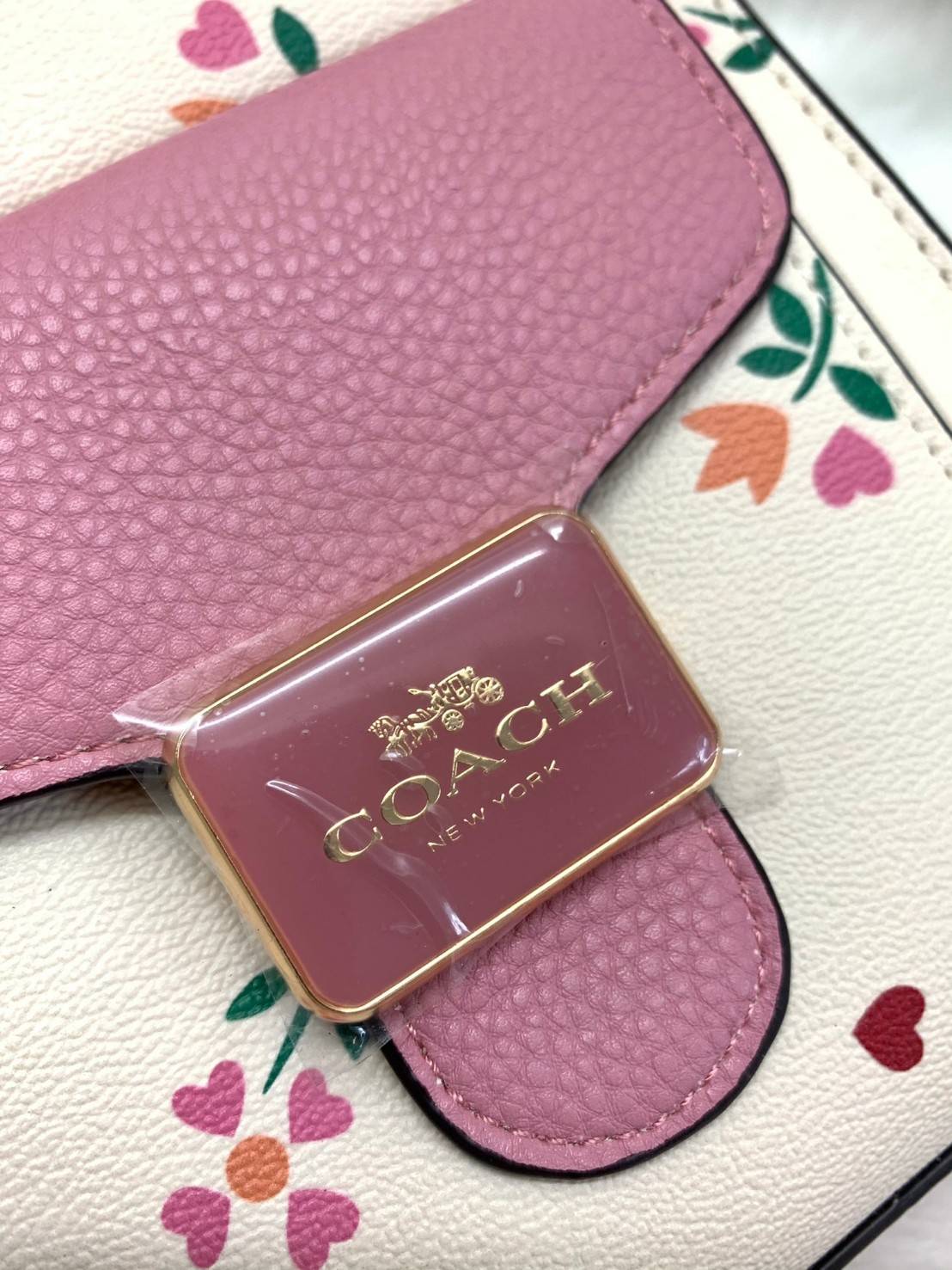 COACH MINI PEPPER CROSSBODY WITH HEART PETAL PRINT ((C7599)) พร้อมส่งที่ น้องใหม่ล่าสุดค่าา! กระเป๋าสะพายครอสบอดี้ร์ หรือหิ้วออกงานก็สวยไม่น้อยทีเดียวค่ะ หนังแท้นิ่มสวย ตัวกระเป๋าทำลายดอกหัวใจได้สวยงามน่าใช้มากๆเลยค่ะ