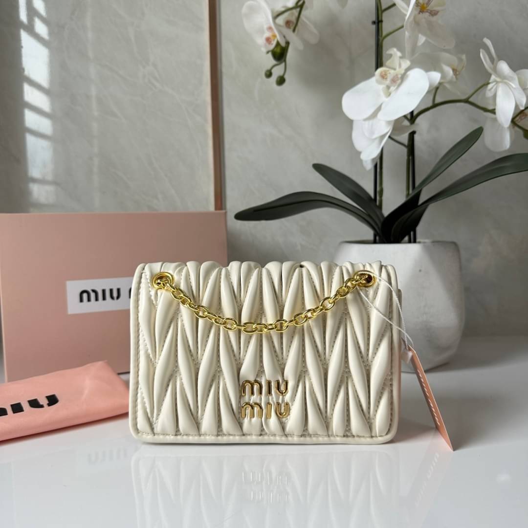 Miu Miu Matelassé Nappa Leather Mini Bag / Miu Miu Woman’S Bag Chain Mini bag กระเป๋ามินิรูปทรงสี่เหลี่ยมวัสดุหนังNappa มีความนุ่มมือและเงางาม
